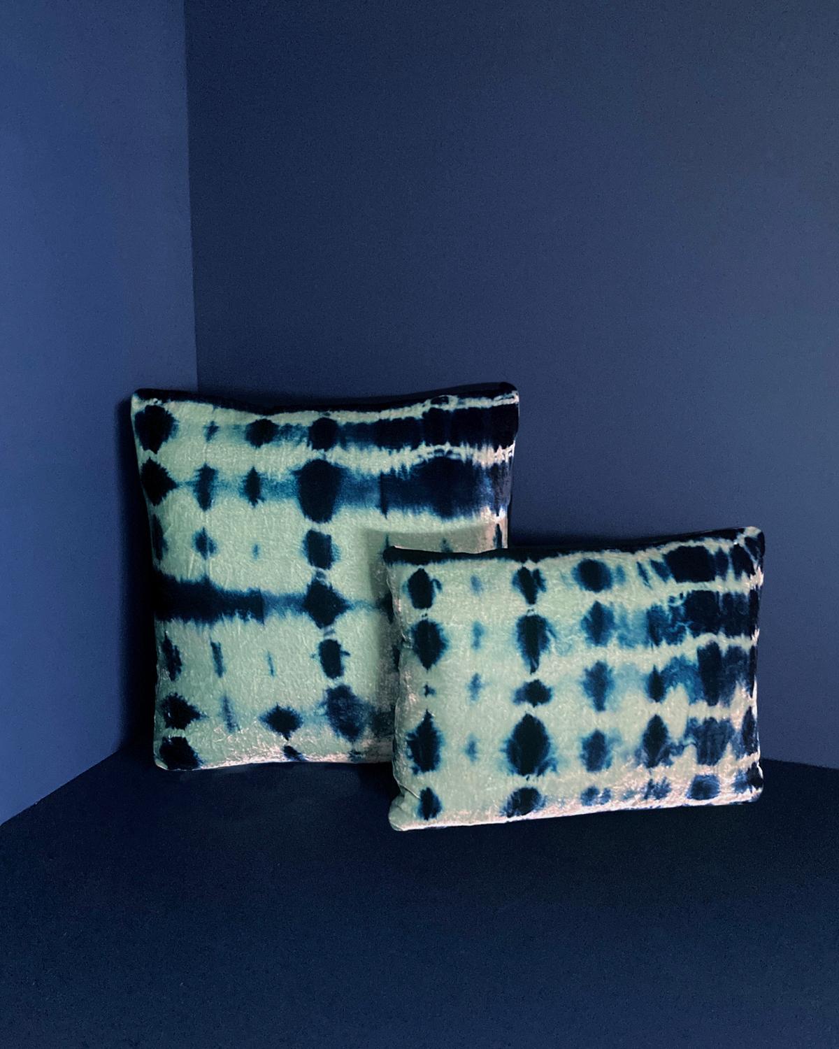 Américain Coussin en velours de soie teint à la main, motif abstrait vert jade et bleu indigo en vente