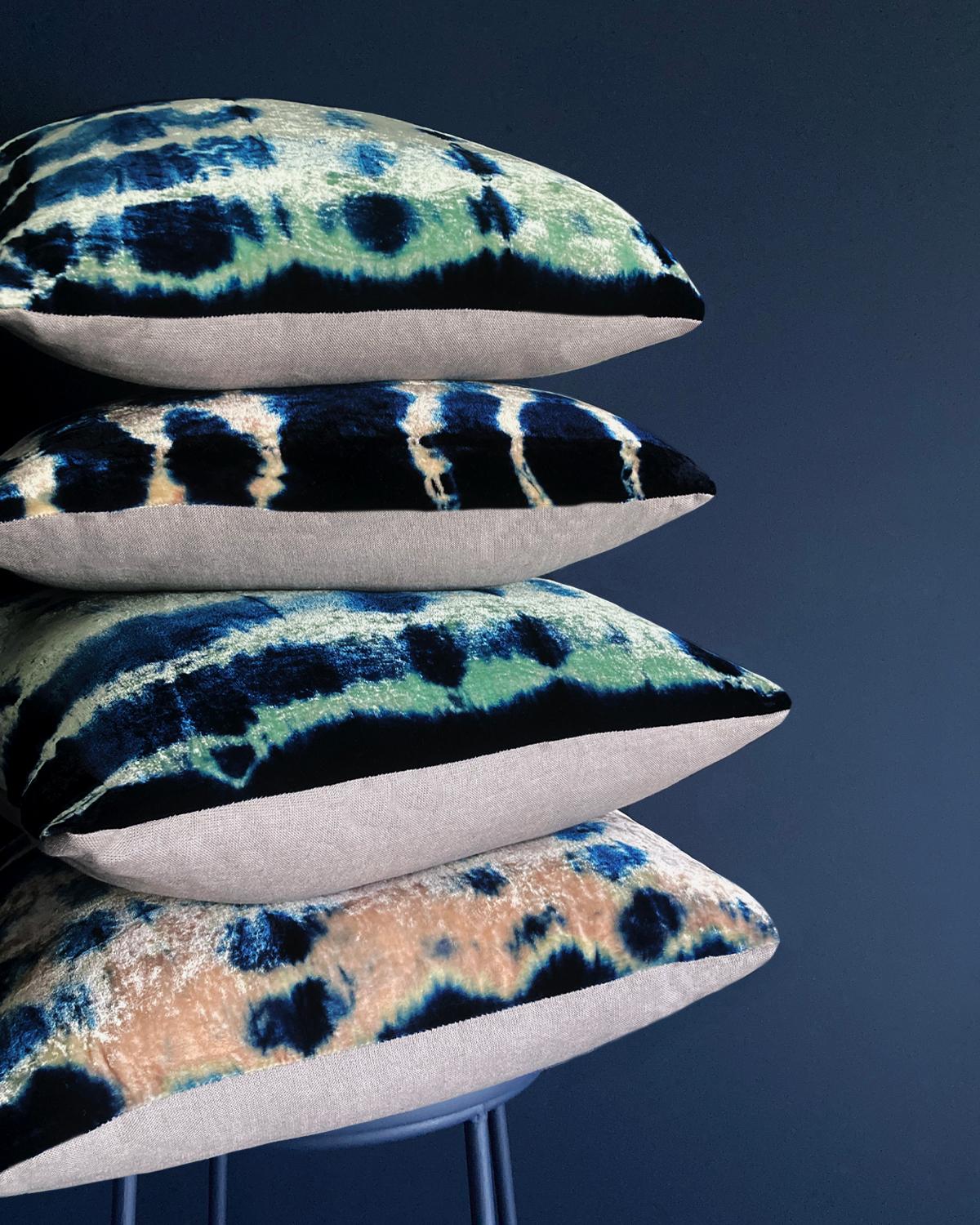 Teint Coussin en velours de soie teint à la main, motif abstrait vert jade et bleu indigo en vente
