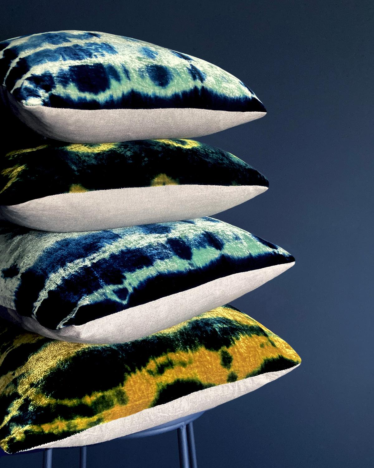 XXIe siècle et contemporain Coussin en velours de soie teint à la main, motif abstrait vert jade et bleu indigo en vente