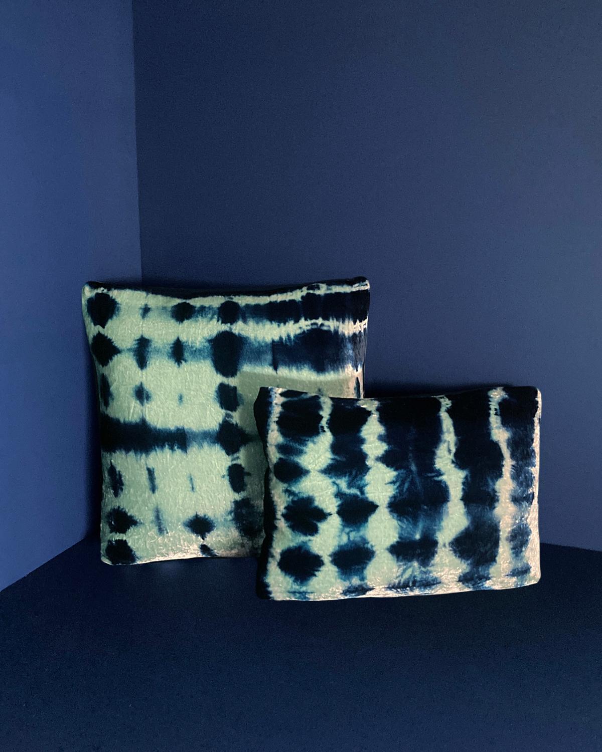 Oreiller en velours de soie teint à la main, plis vert jade et bleu indigo motif abstrait Neuf - En vente à New York, NY