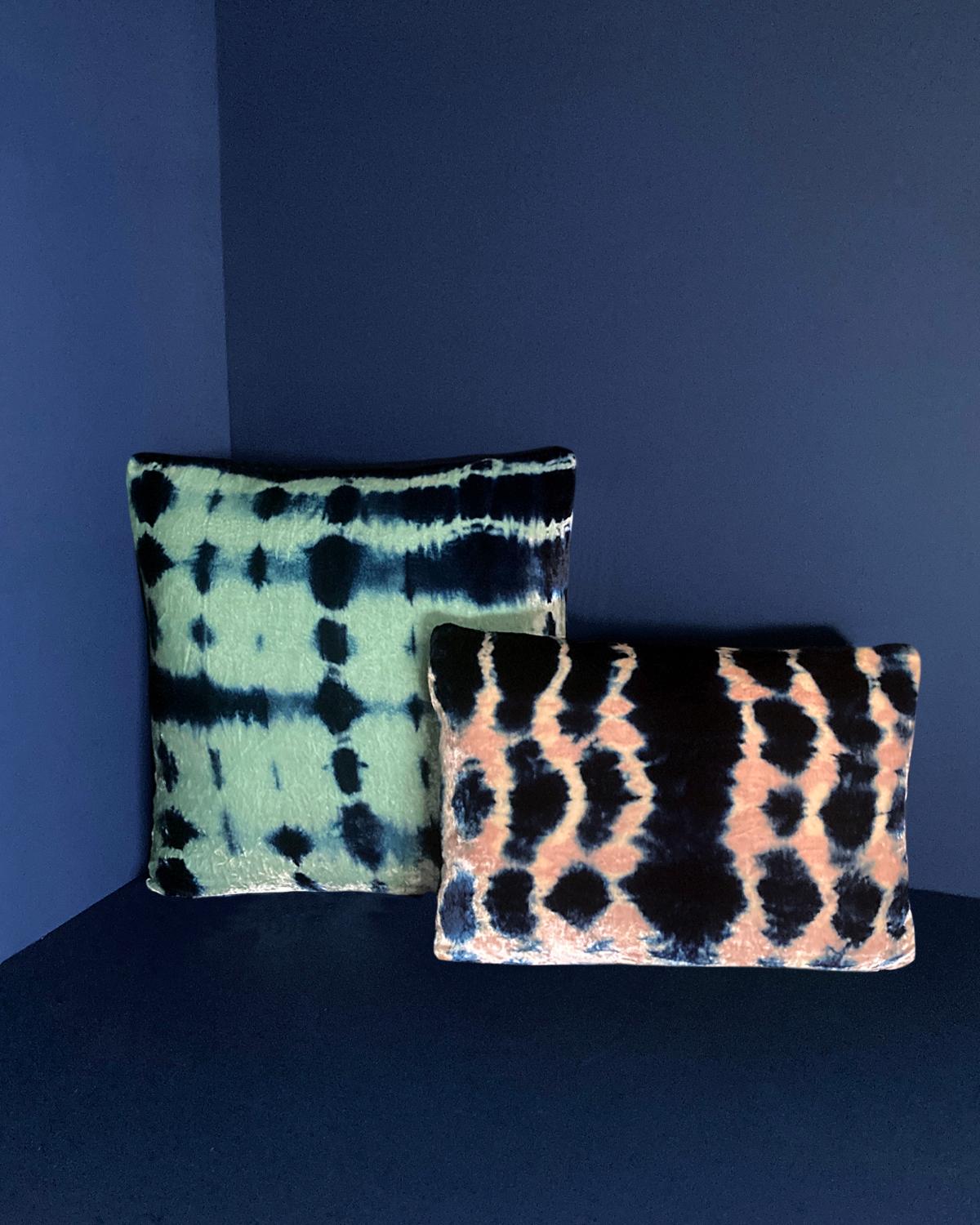 Velours Oreiller en velours de soie teint à la main, plis vert jade et bleu indigo motif abstrait en vente