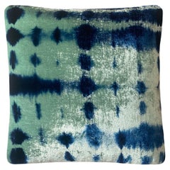 Almohada de terciopelo de seda teñida a mano, verde jade y azul índigo, motivo abstracto de pliegues