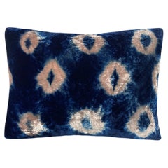 Almohada de Terciopelo de Seda Teñida a Mano, Rosa y Azul Índigo Ikat Patrón Abstracto