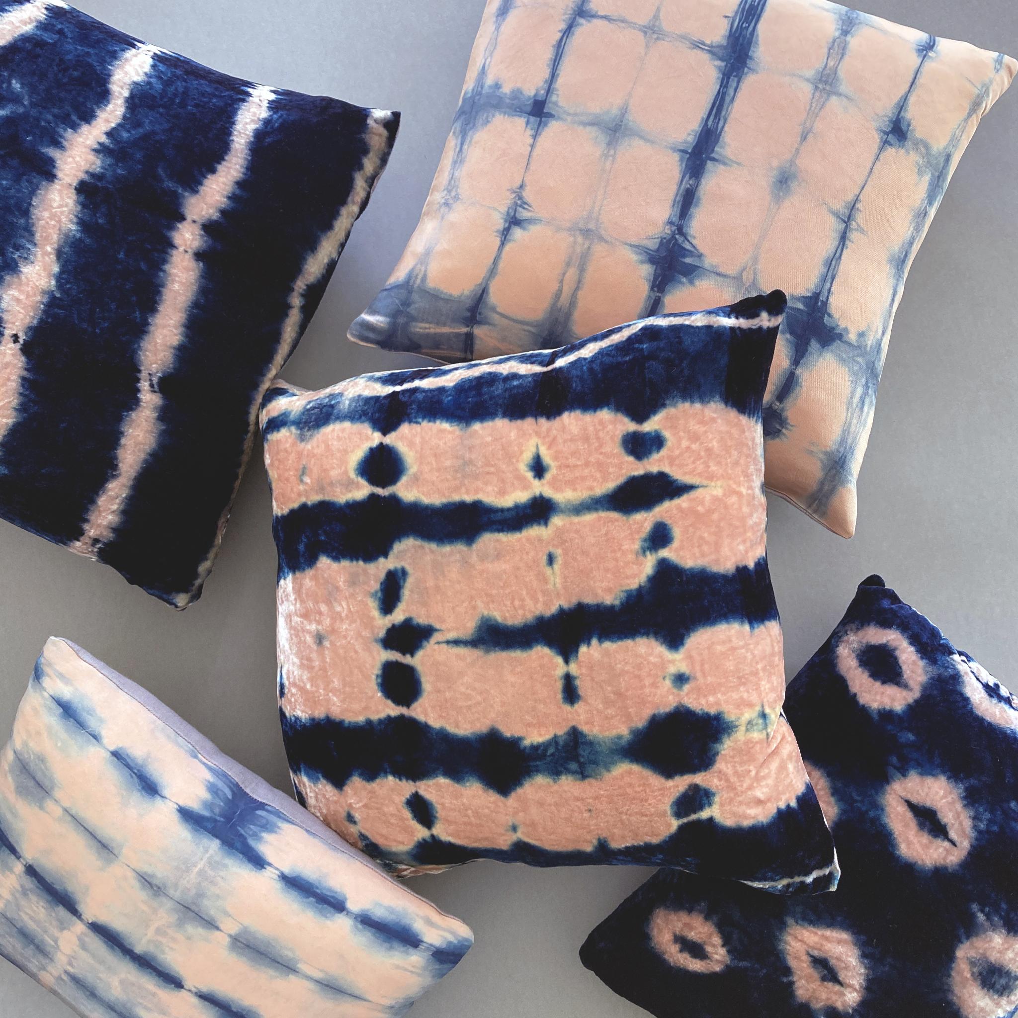 Teint Coussin en velours de soie teint à la main, rayures roses et bleu indigo en vente