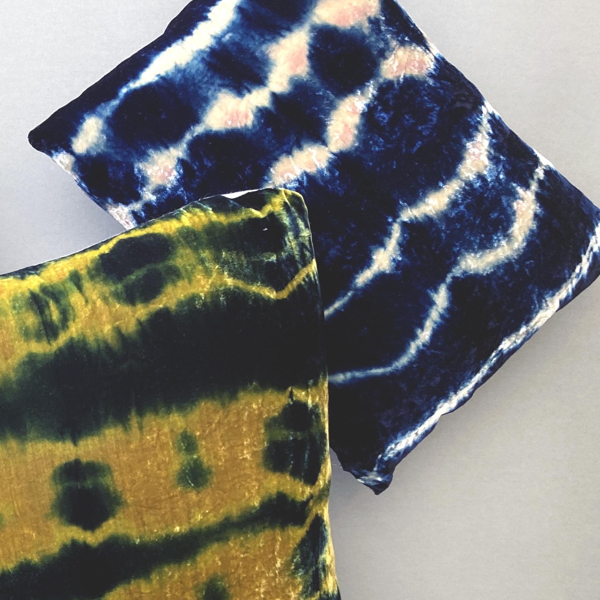 Moderne Coussin en velours de soie teint à la main, motif abstrait de vagues roses et bleu indigo en vente