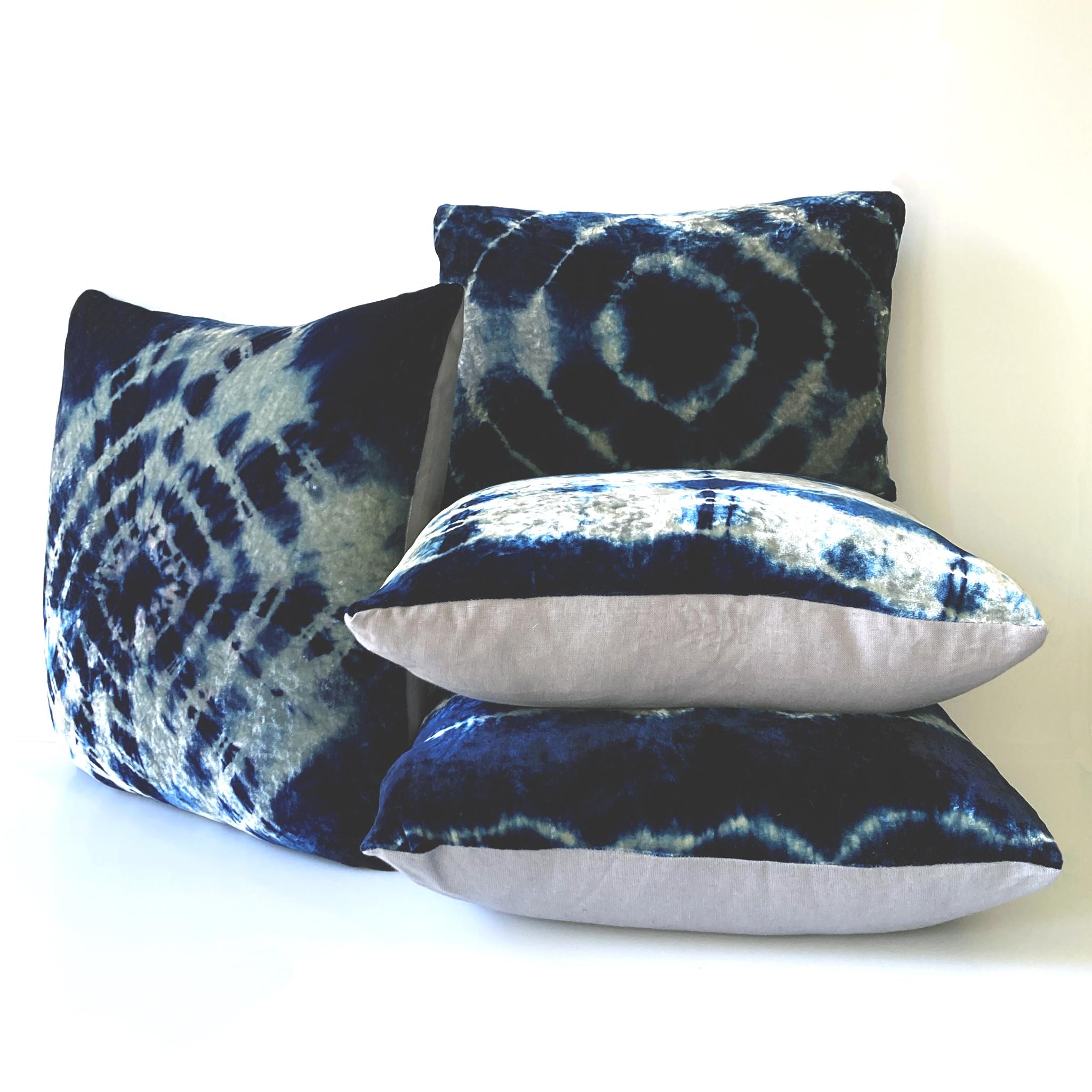 Moderne Oreiller en velours de soie teint à la main, motif abstrait Halo gris argenté et bleu indigo en vente