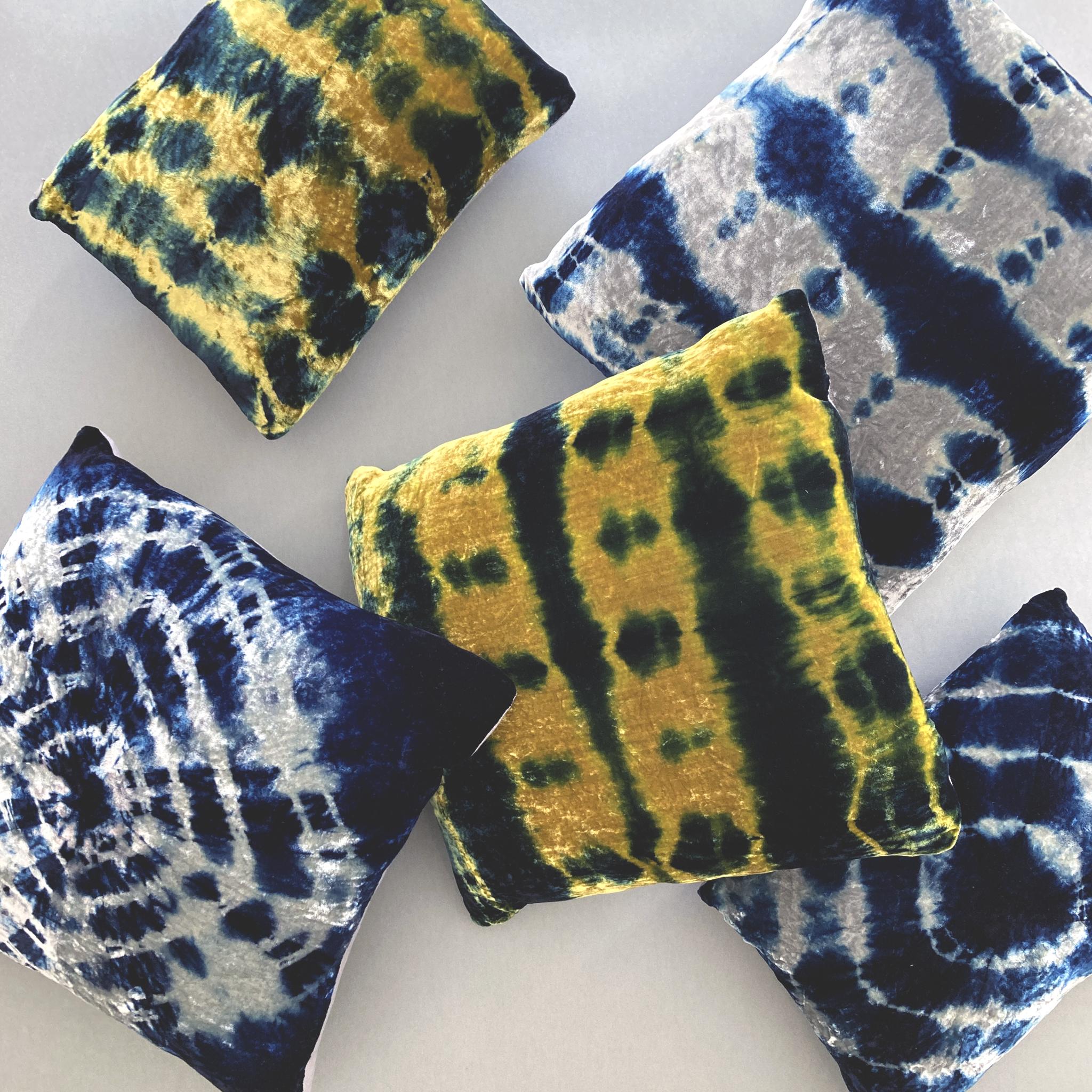Teint Oreiller en velours de soie teint à la main, motif abstrait Halo gris argenté et bleu indigo en vente