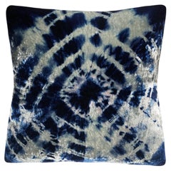 Oreiller en velours de soie teint à la main, motif abstrait Halo gris argenté et bleu indigo