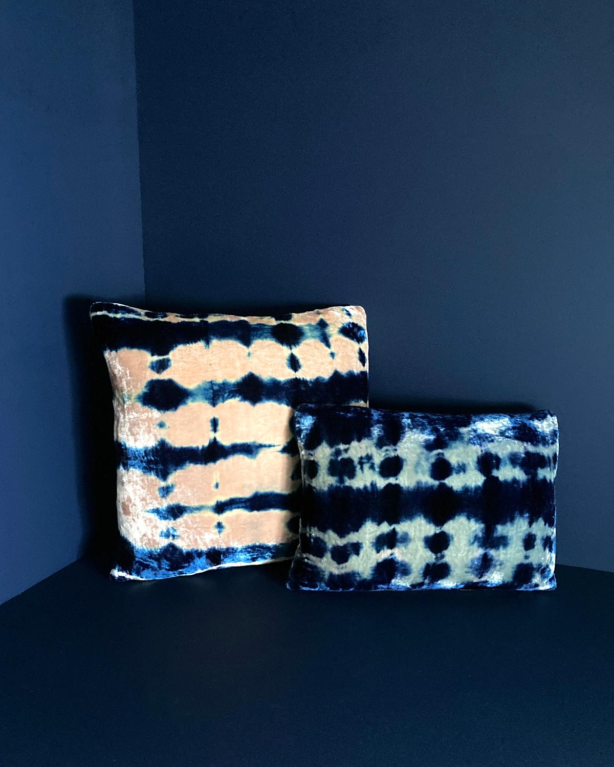 Cuscino in velluto grigio argento tinto di indaco con motivo Inkblot e supporto in lino grigio. Tinto a mano e cucito in modo sostenibile a New York City, inserto per cuscino in piuma d'oca prodotto localmente a NYC. Il cuscino misura 12 x 16