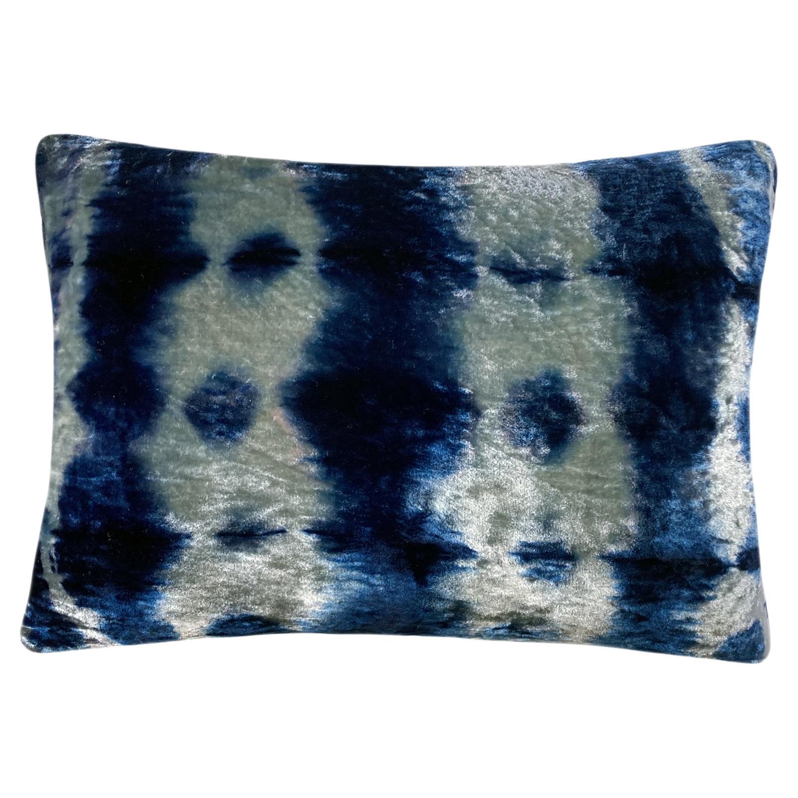 Almohada de terciopelo de seda teñida a mano, gris plateado y azul índigo Patrón abstracto Morse en venta