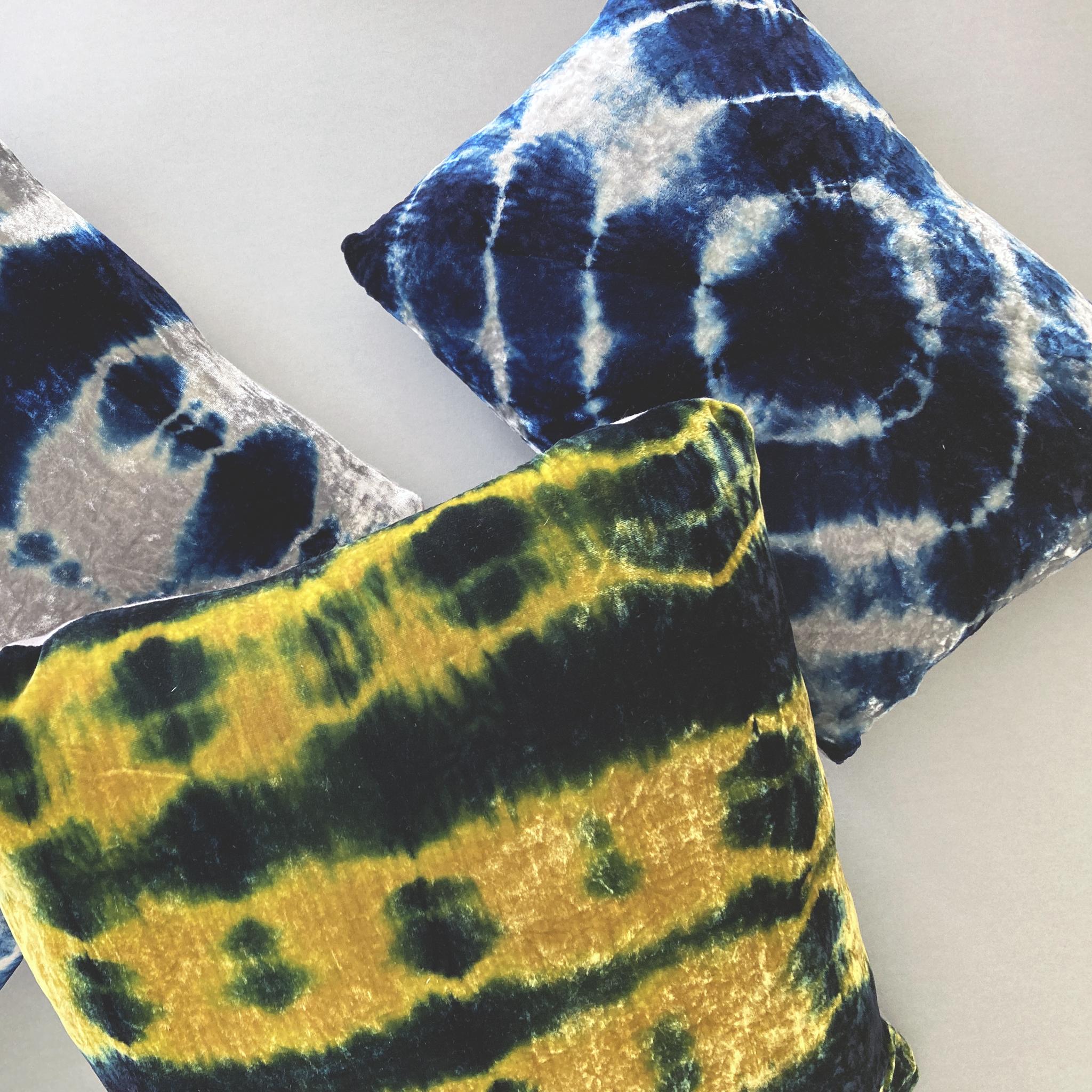 Cuscino in velluto argentato tinto di indaco con motivo Halo e supporto in lino grigio. Tinto a mano e cucito in modo sostenibile a New York City, inserto per cuscino in piuma d'oca prodotto localmente a NYC. Il cuscino misura 12 x 16 pollici. Ogni