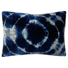 Oreiller en velours de soie teint à la main, motif abstrait Halo argenté et bleu indigo