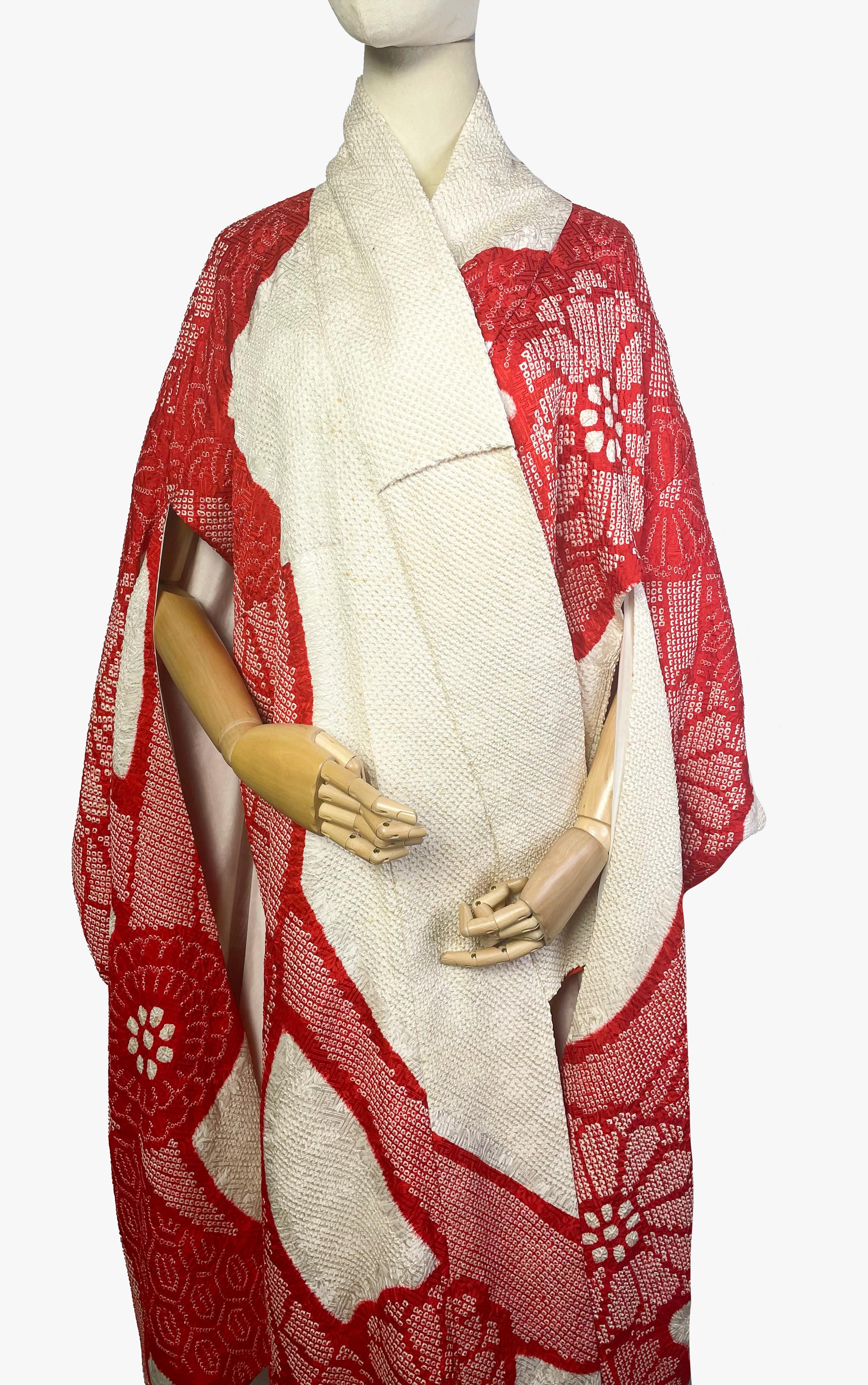 Schöner handgefärbter Vintage-Hochzeitskimono in Kyokanoko-Shibori-Technik. 

In Weiß- und Rottönen, verziert mit einem floralen Muster. 

Zeitraum - 1970er Jahre

Stoff - 100% Seide

Condit - sehr gut, es gibt kleine gelbe
