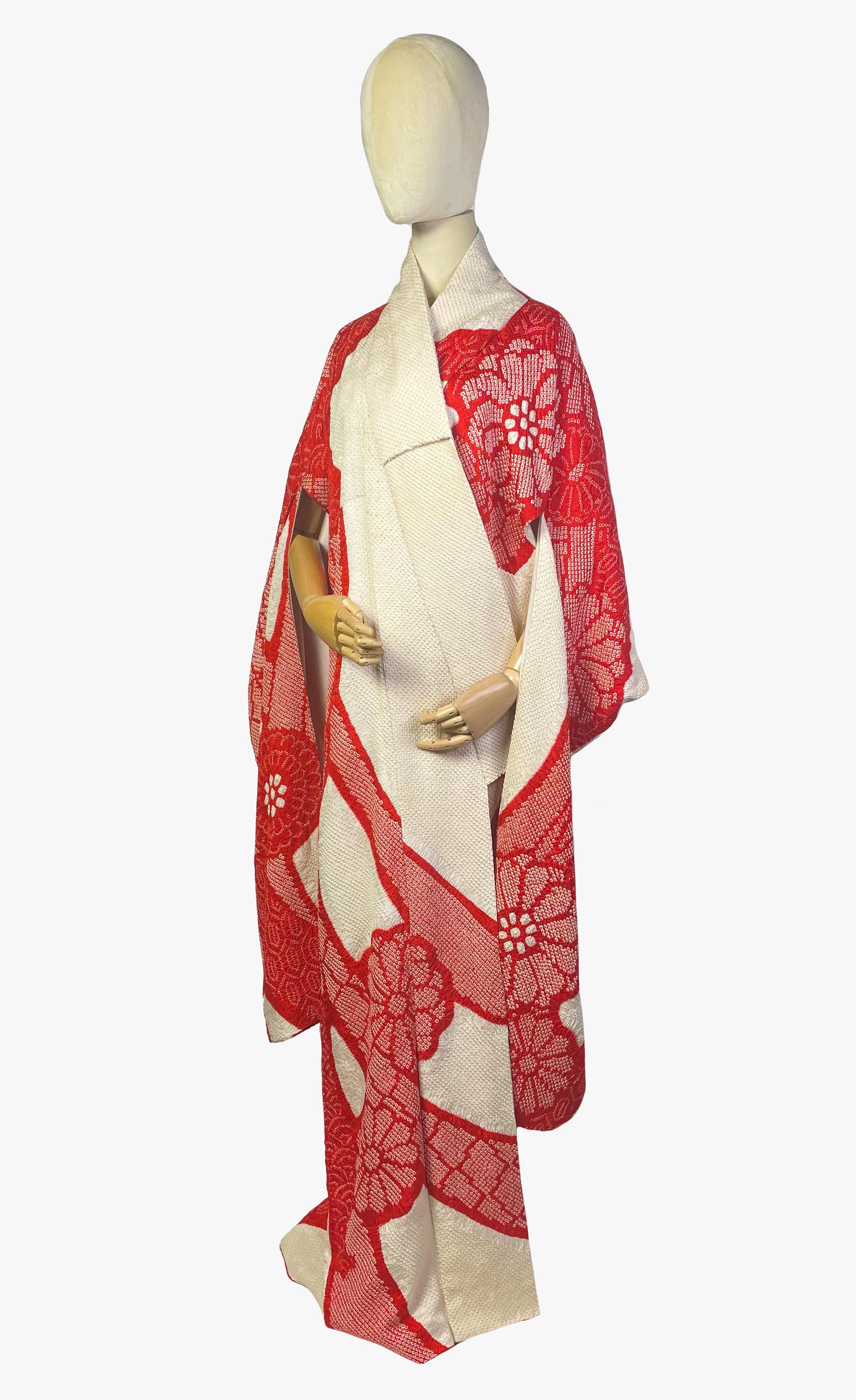 Hand dyed silk wedding kimono, 1970s In Good Condition For Sale In New York, NY