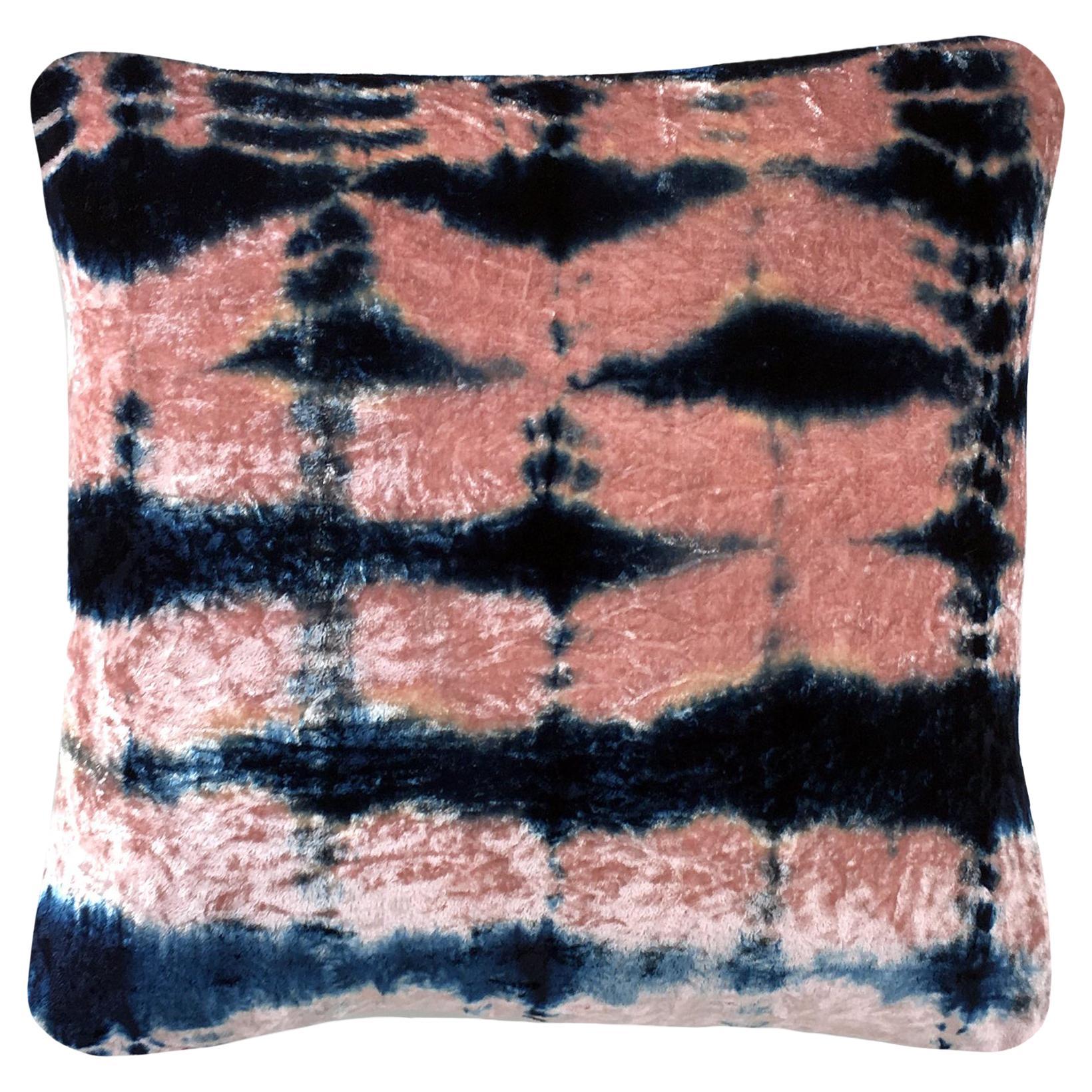 Coussin en velours de soie teint à la main, plis rose et bleu indigo