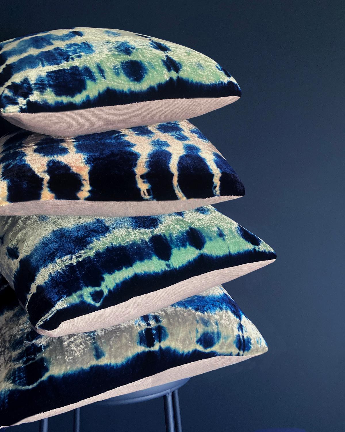 Teint Coussin décoratif teint à la main en rose et bleu indigo à motif abstrait en vente