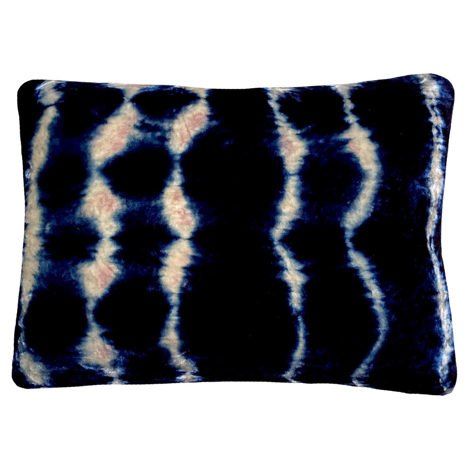 Coussin en velours de soie teint à la main, motif de vagues roses et bleu indigo