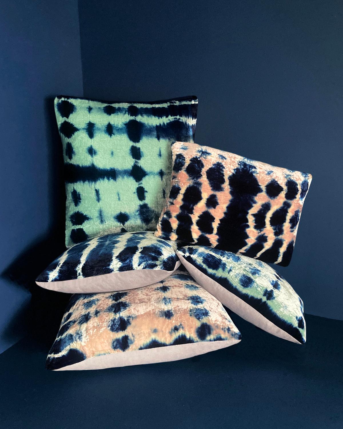 Teint Coussin décoratif teint à la main vert jade et bleu indigo avec motif abstrait en vente