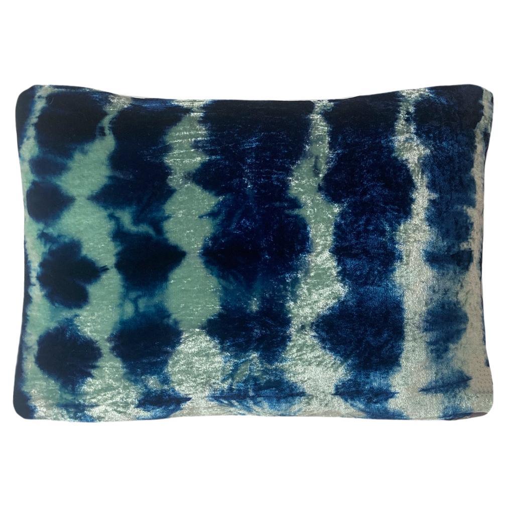 Coussin décoratif teint à la main vert jade et bleu indigo avec motif abstrait