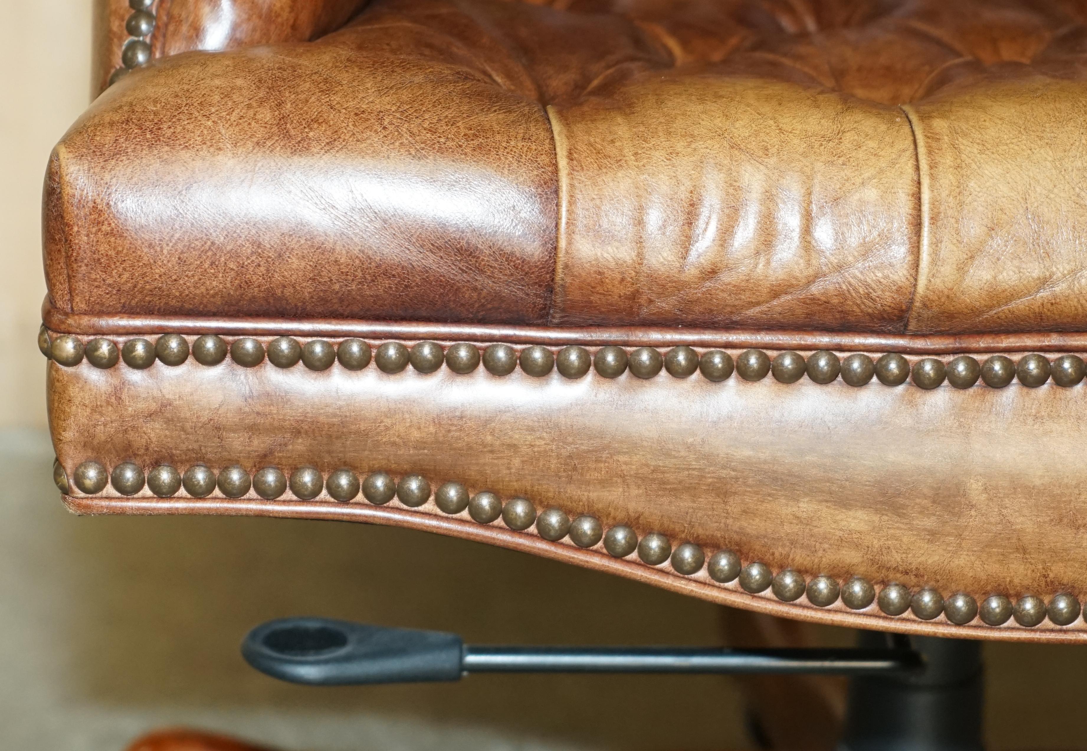 HANDDYED VINTAGE AGED BROWN LEATHER CHESTERFIELD CAPTAINS SWIVEL OFFICE CHAIr im Angebot 3