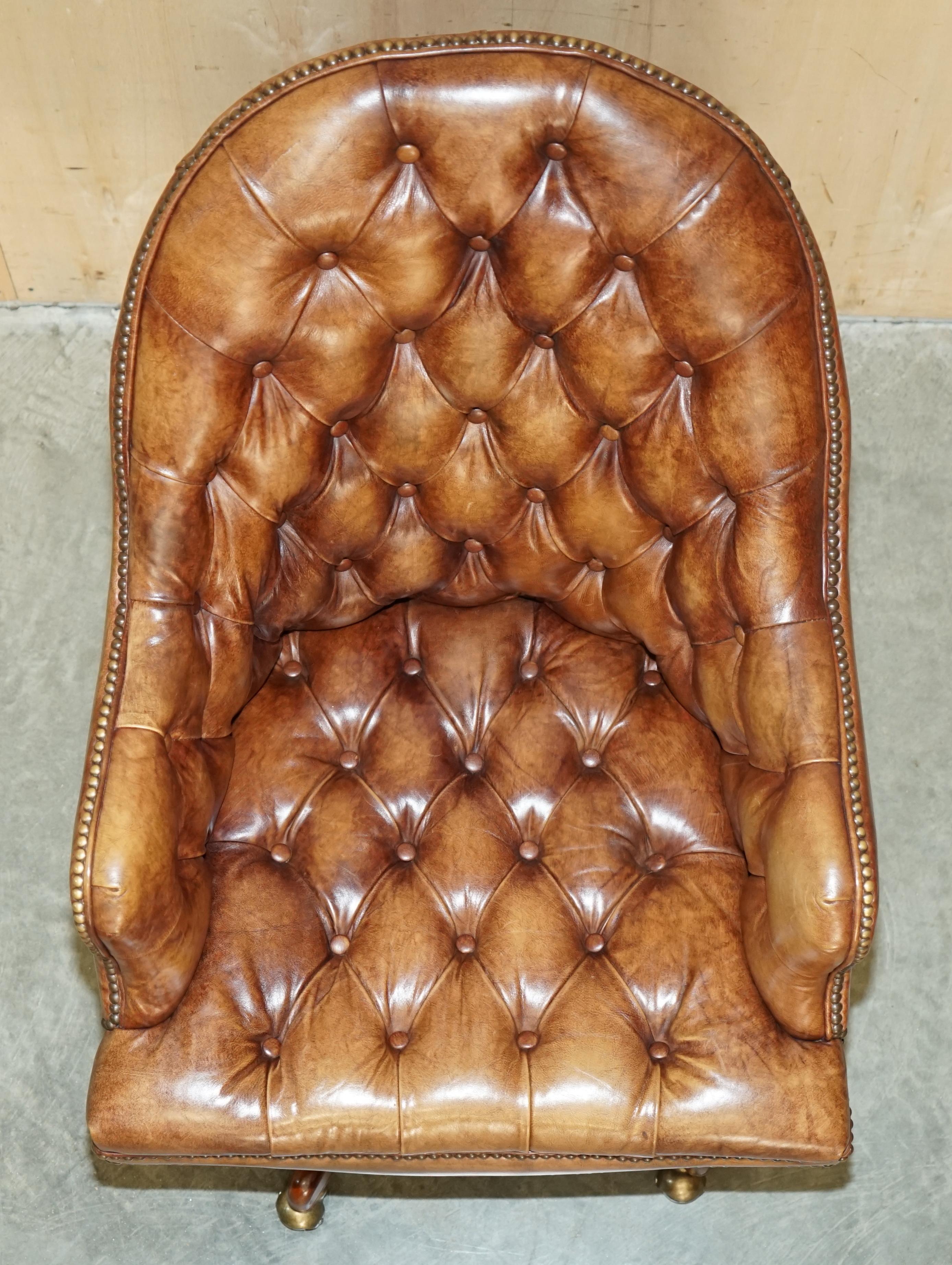 HAND DYED VINTAGE AGED BROWN LEATHER CHESTERFIELD CAPTAINS SWIVEL OFFICE CHAIr en vente 9