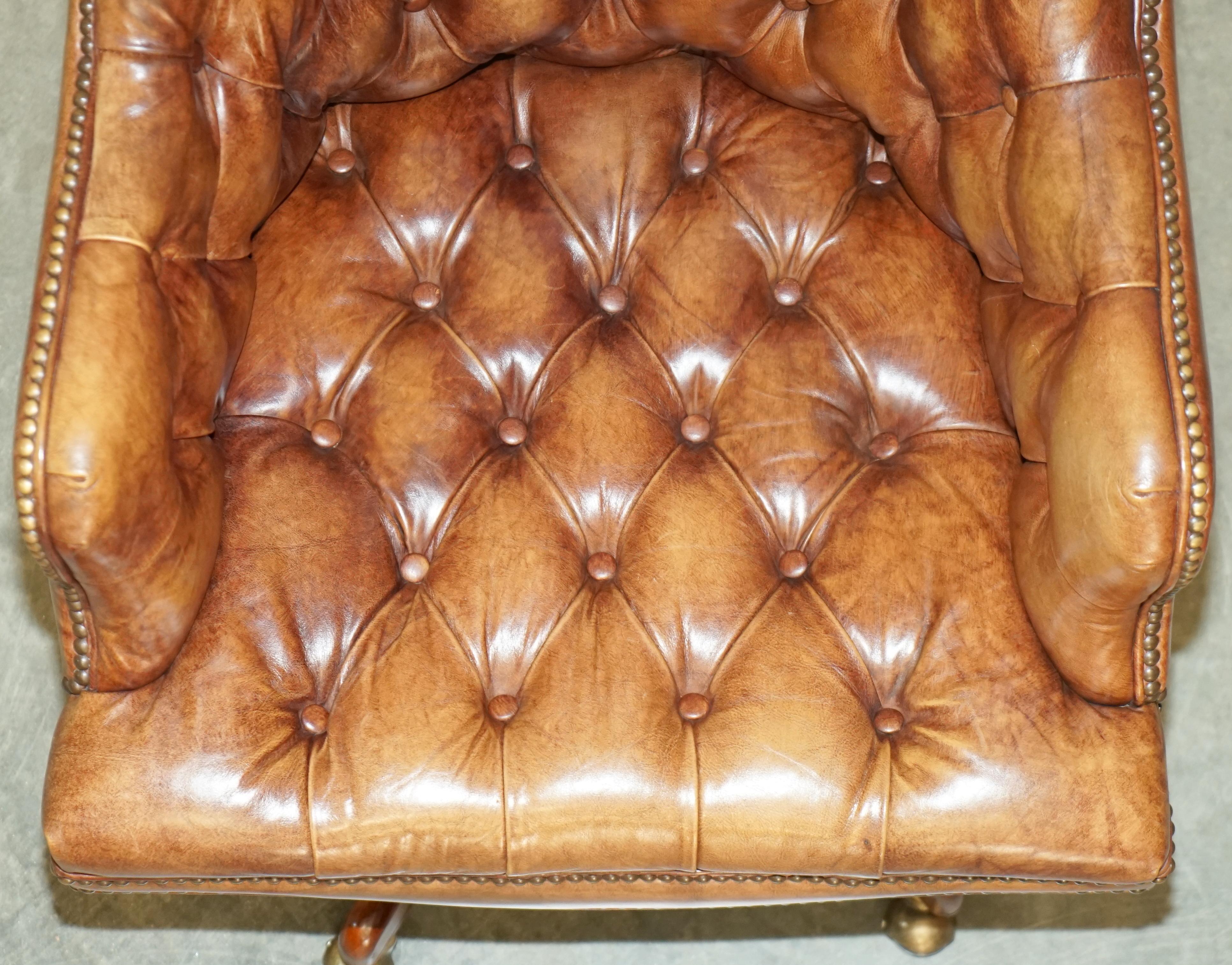 HAND DYED VINTAGE AGED BROWN LEATHER CHESTERFIELD CAPTAINS SWIVEL OFFICE CHAIr en vente 10