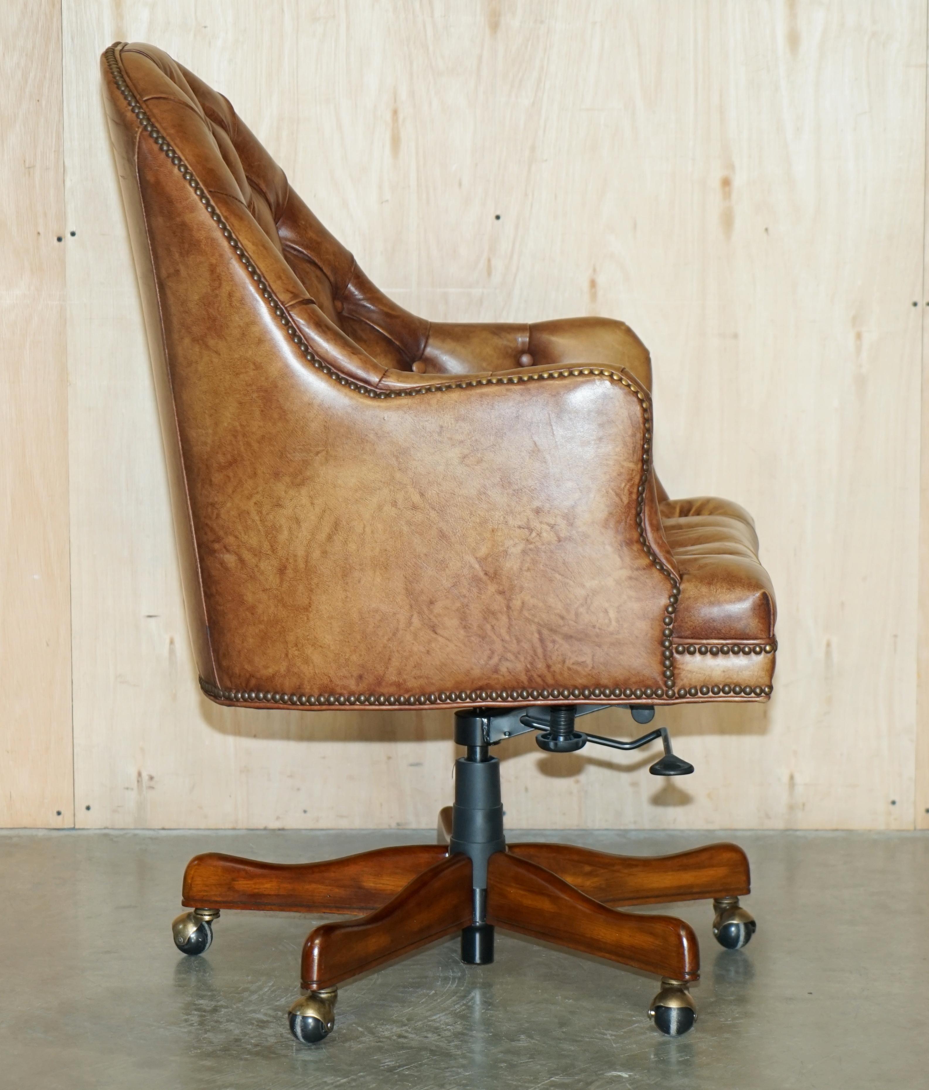 HANDDYED VINTAGE AGED BROWN LEATHER CHESTERFIELD CAPTAINS SWIVEL OFFICE CHAIr im Angebot 11