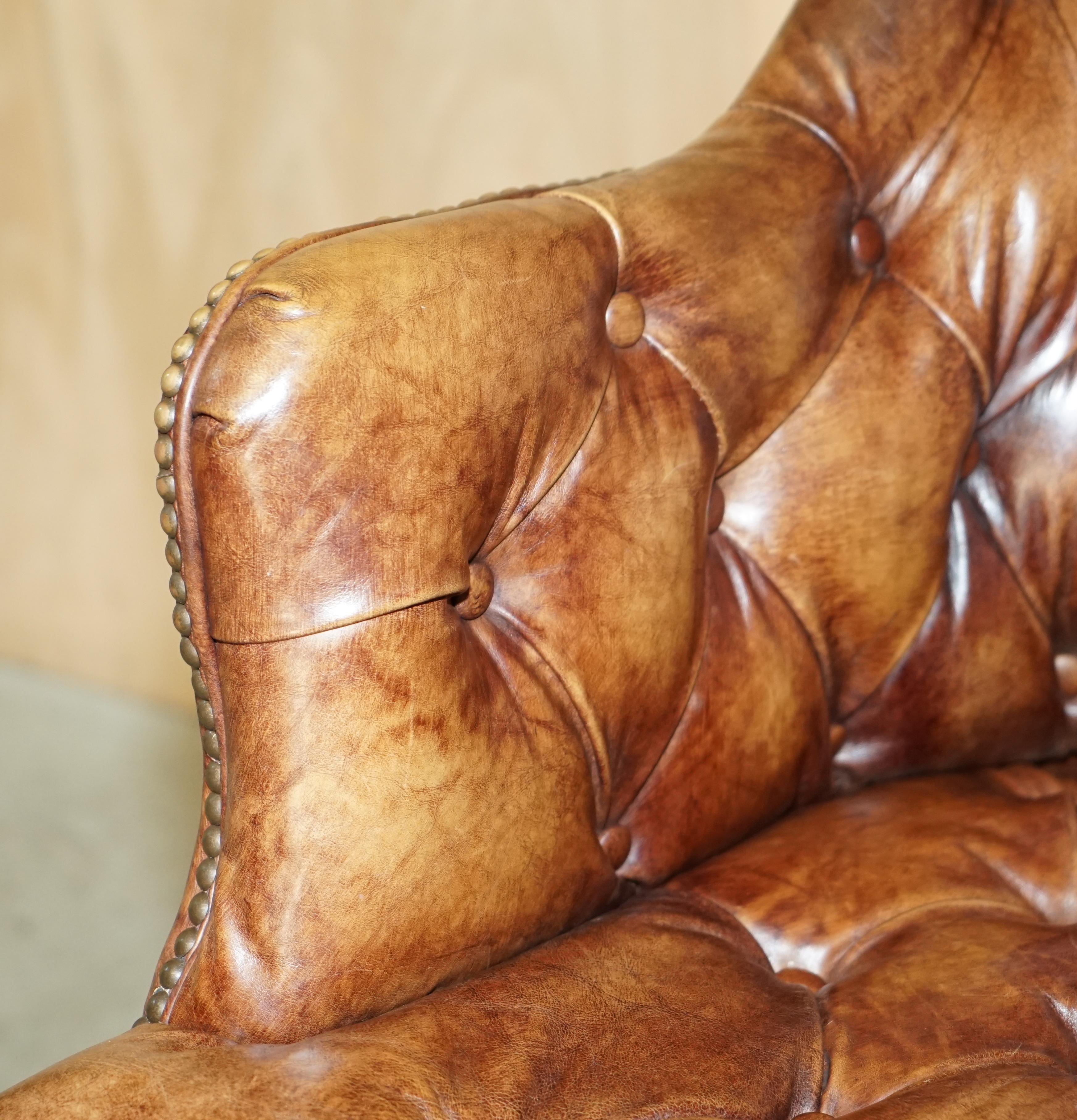 Fait main HAND DYED VINTAGE AGED BROWN LEATHER CHESTERFIELD CAPTAINS SWIVEL OFFICE CHAIr en vente