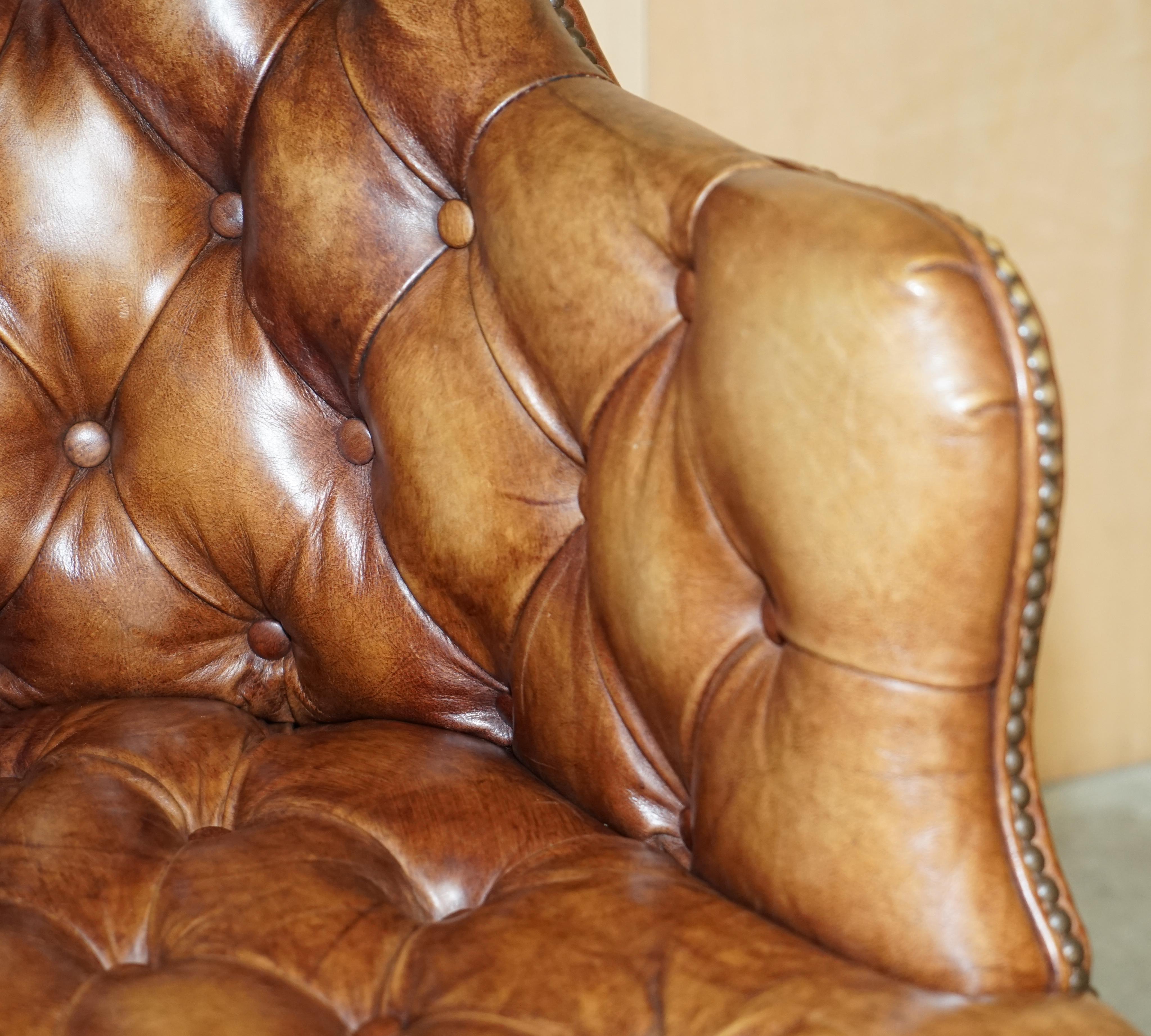 HANDDYED VINTAGE AGED BROWN LEATHER CHESTERFIELD CAPTAINS SWIVEL OFFICE CHAIr (Leder) im Angebot
