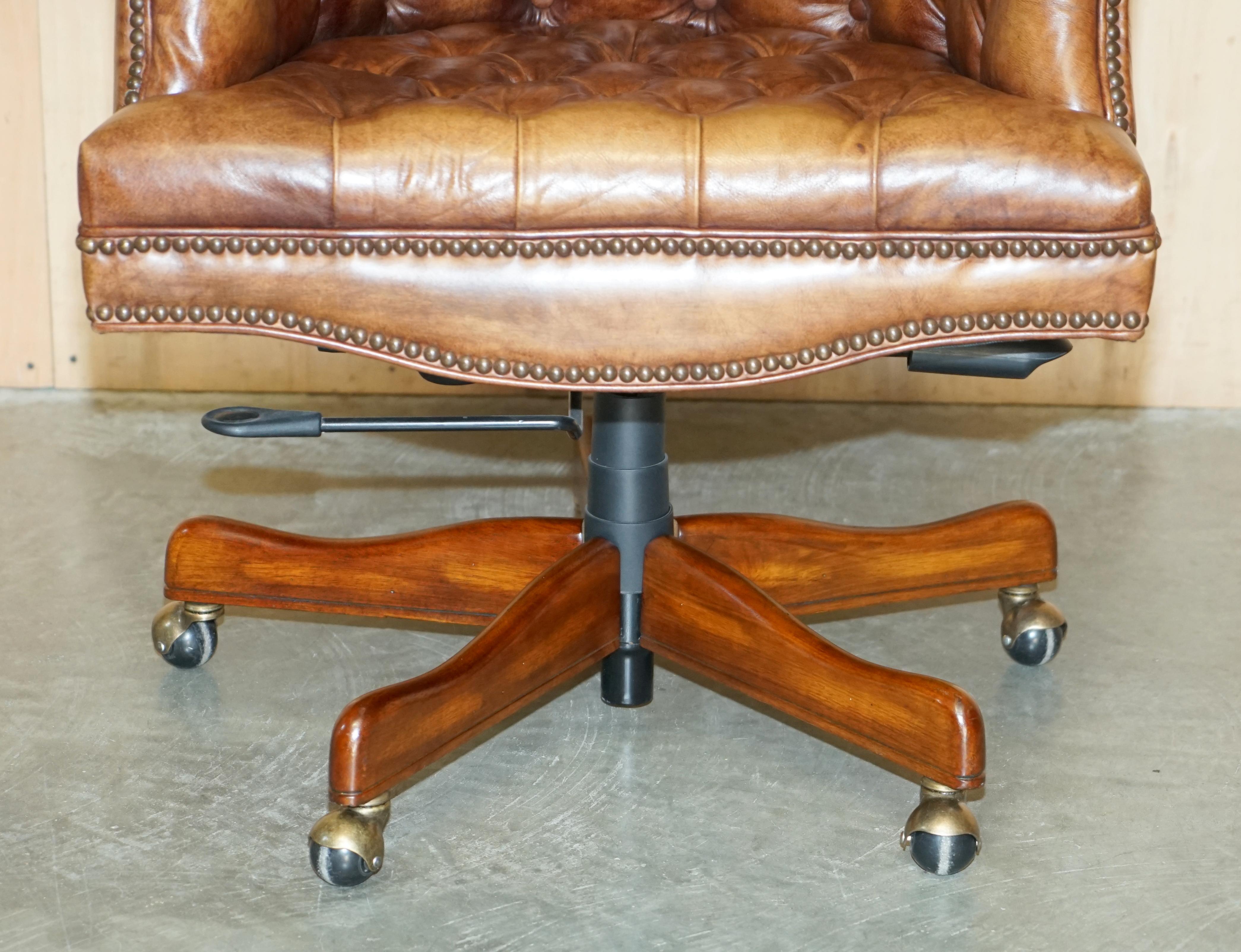 HAND DYED VINTAGE AGED BROWN LEATHER CHESTERFIELD CAPTAINS SWIVEL OFFICE CHAIr en vente 2