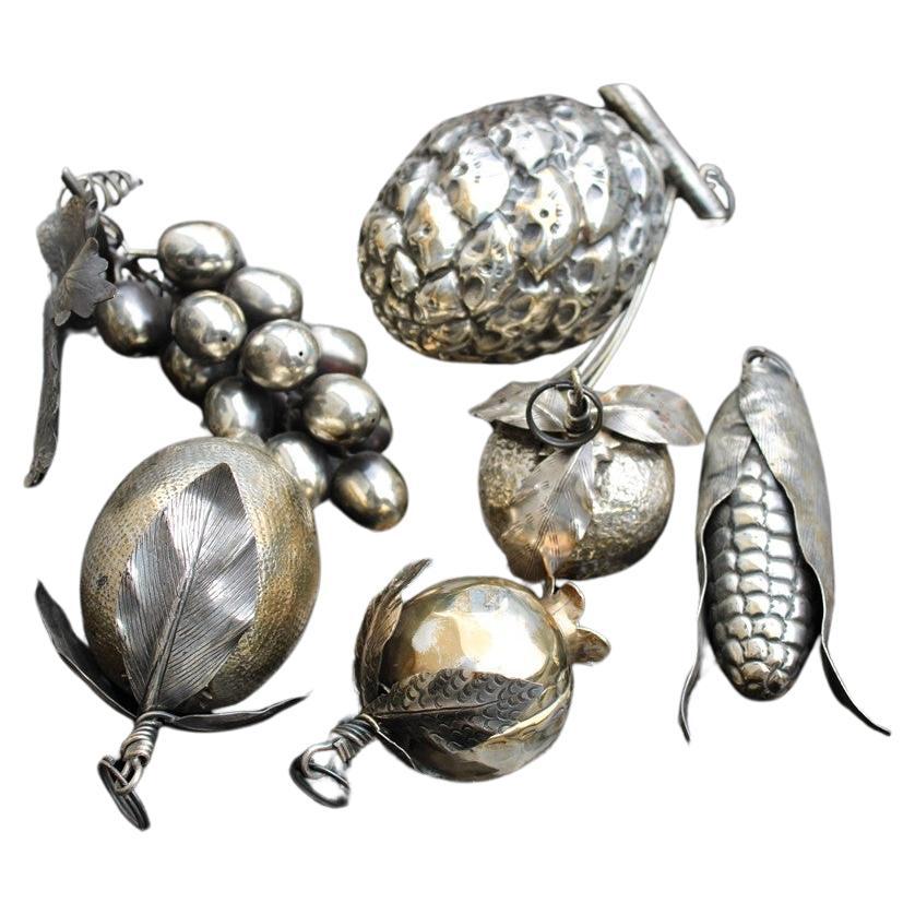 Hand-embossed 800 silver fruit, almost real size, Buccellati style For Sale