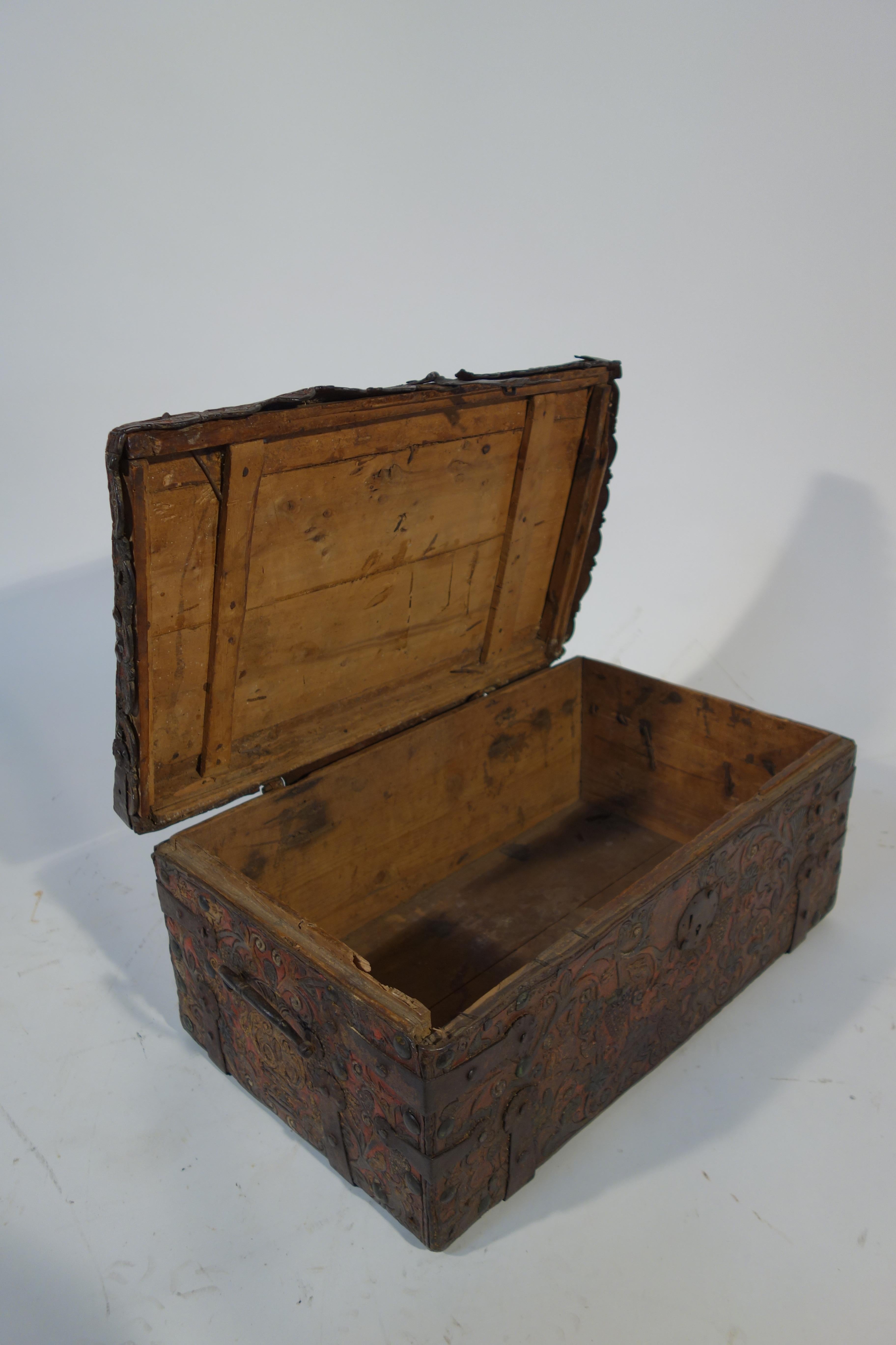 Hand-embossed leather trunk with polychromy,

18th century.

Hasp lock.
 