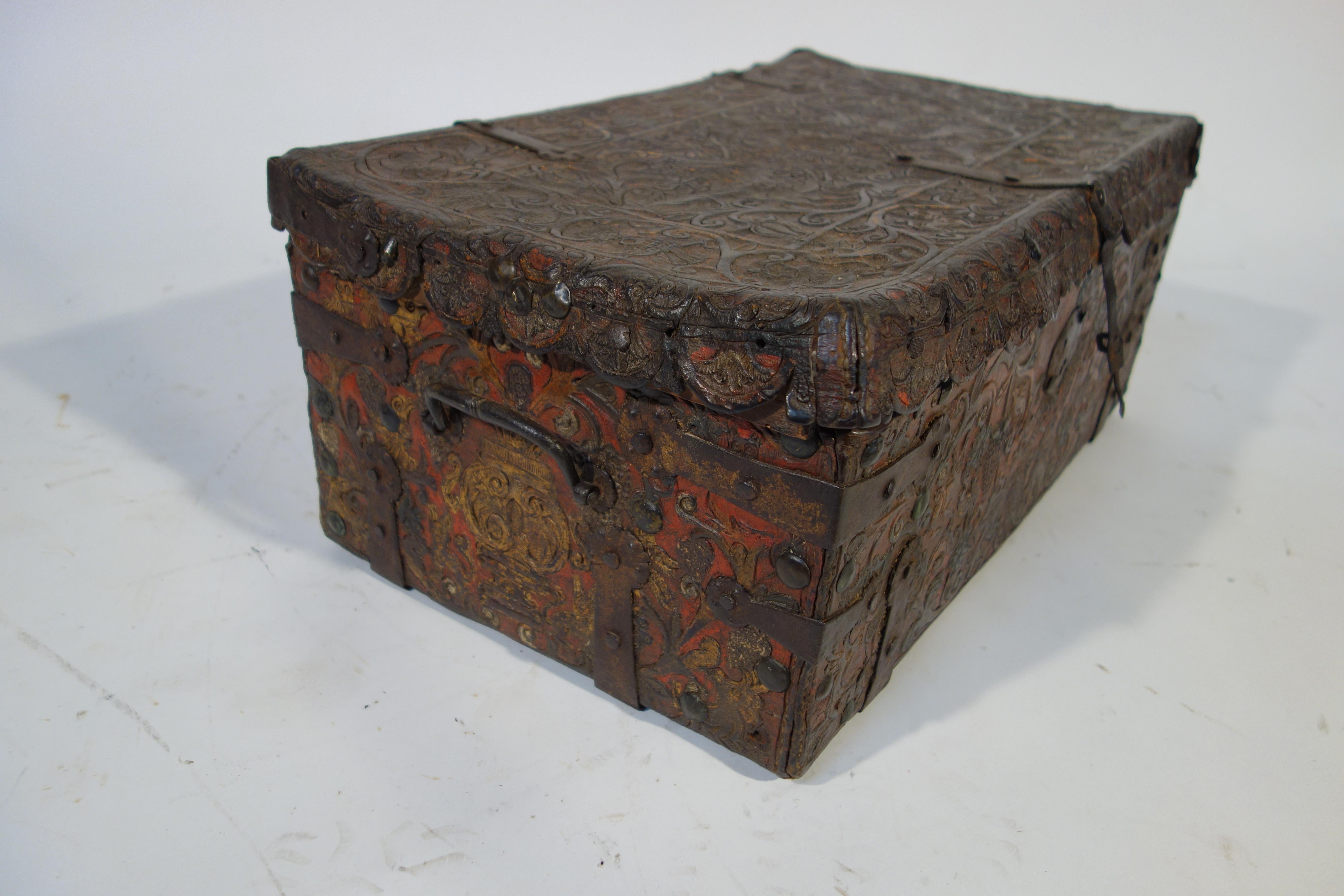 Hand-Embossed Leather Trunk with Polychromy, 18th Century In Good Condition For Sale In Haguenau, FR