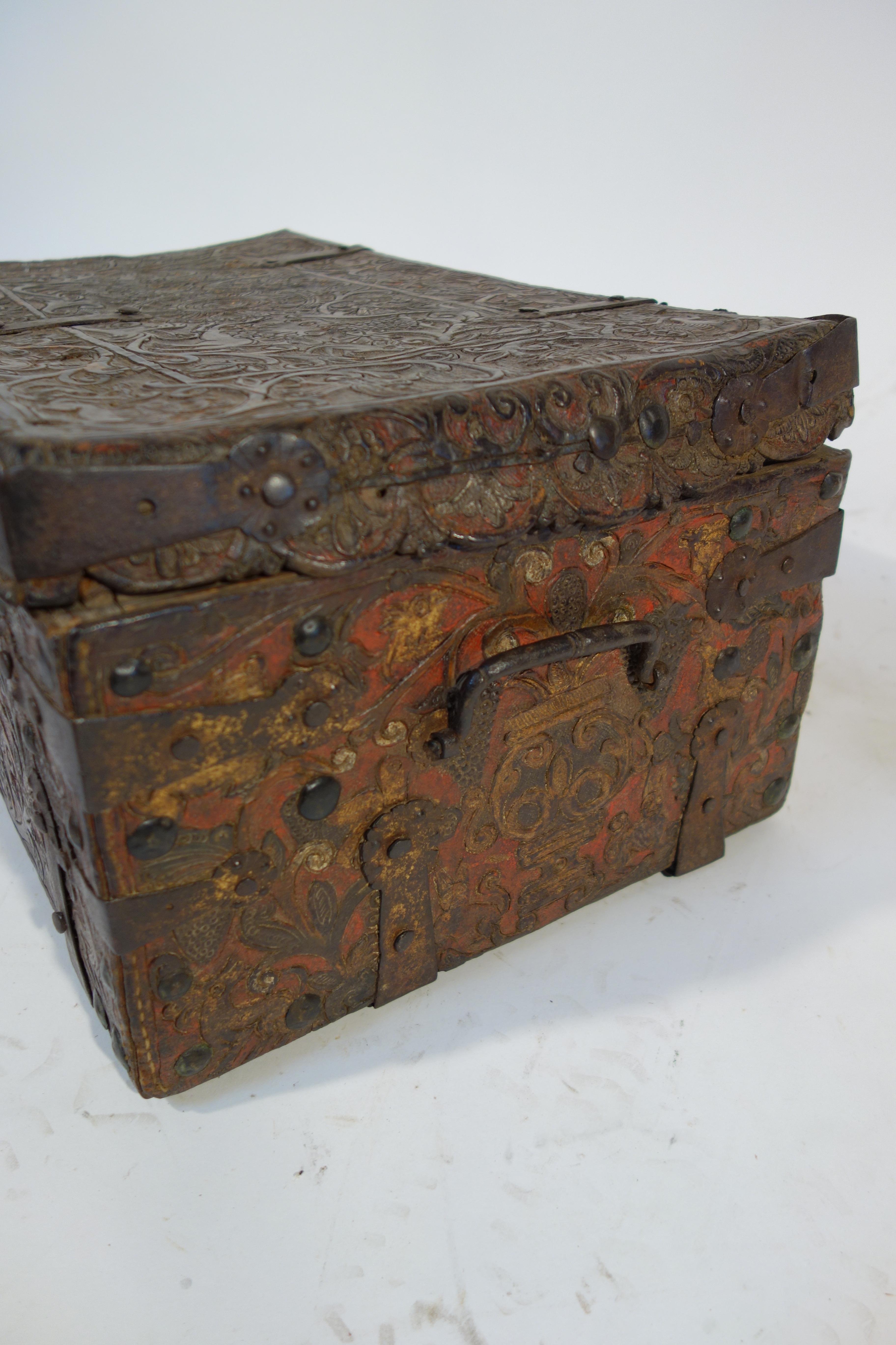 Hand-Embossed Leather Trunk with Polychromy, 18th Century For Sale 1