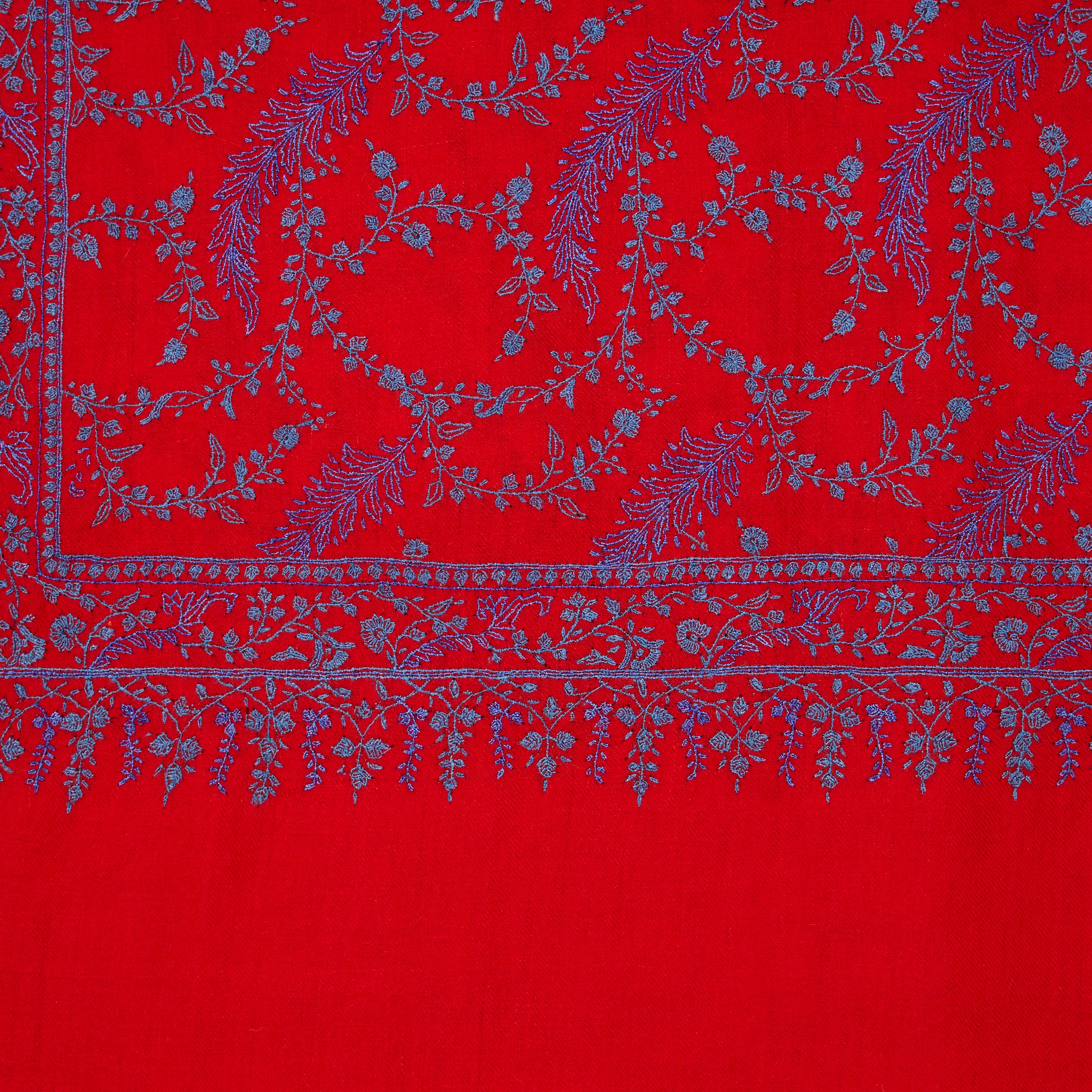 Bufanda Chal Bordada a Mano 100% Cachemira en Rojo y Azul 

Cada chal está bordado a mano en Cachemira por expertos artesanos. Cada chal es totalmente único, firmado por la artista en bordado en cada chal. 
La calidad de la cachemira es de la más