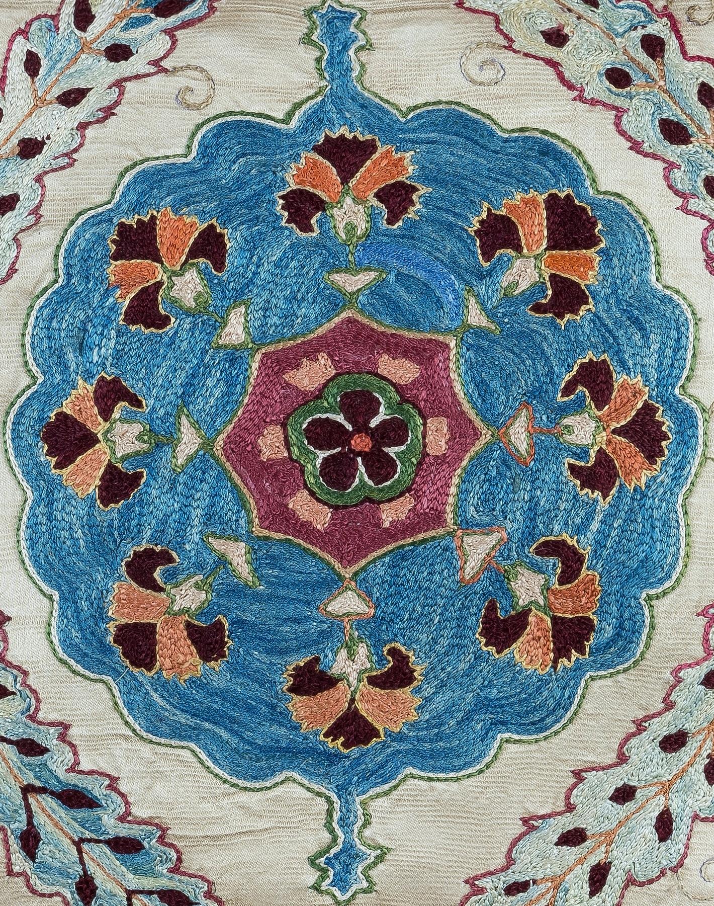 Dekorativer Suzani-Kissenbezug aus handgestickter Seide auf Seidengrund, Blumen- und Rankenmotive, Leinenrückseite mit Reißverschluss, ohne Einlage.

Empfohlene Fein- und Spezialwäsche.

Suzani ist eine Art von handgestickten und dekorativen