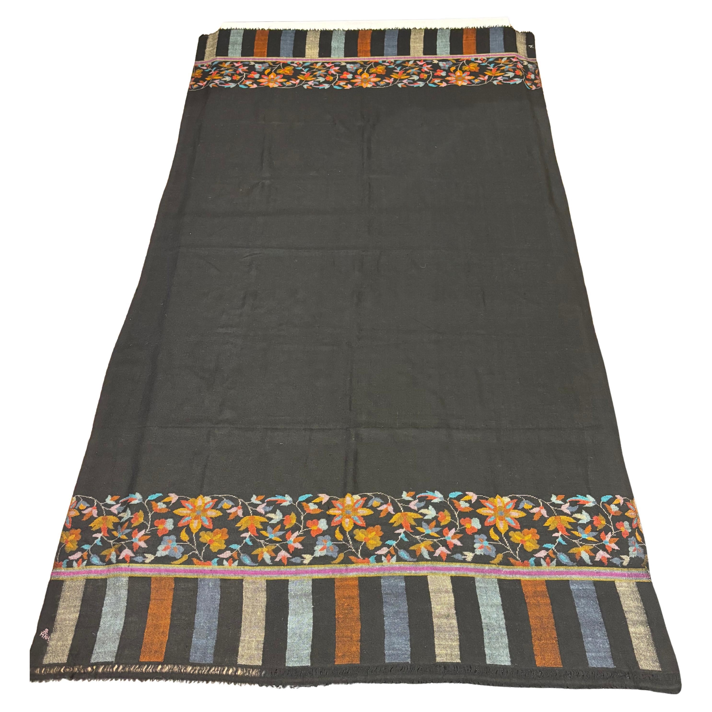 Hand Embroidered and Signed Large Cashmere Shawl en venta