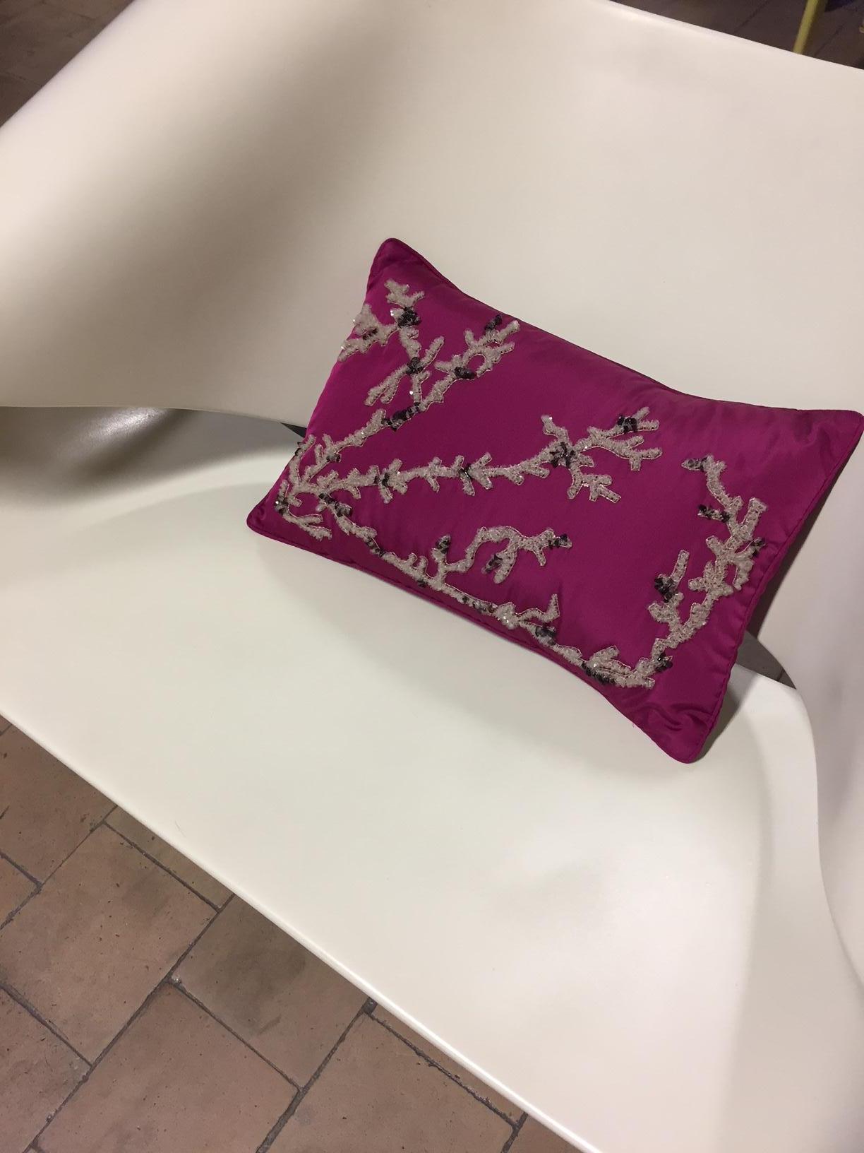 Coussin décoratif en soie brodé à la main:: motif corail:: rose Neuf - En vente à Hamburg, DE