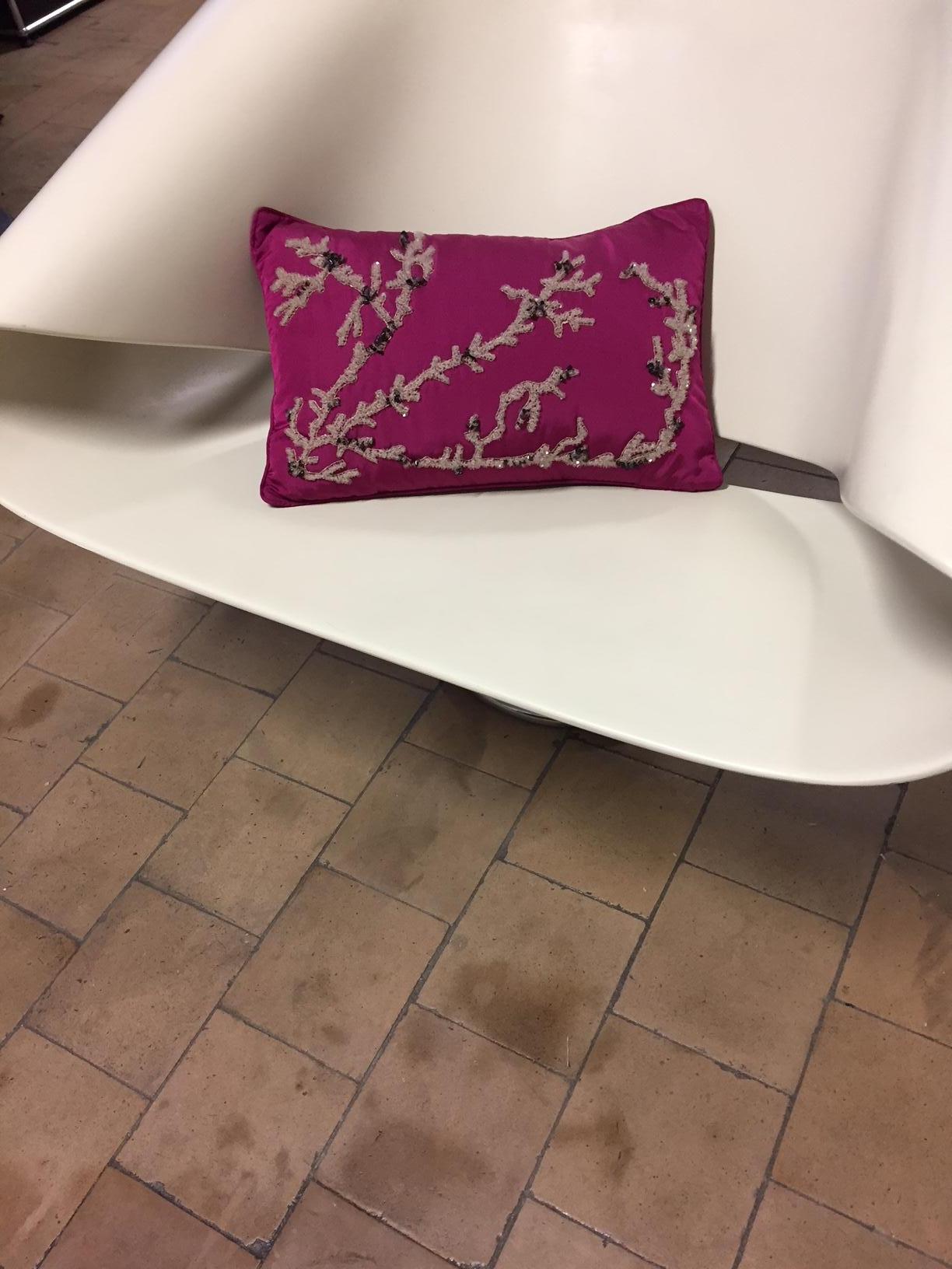 XXIe siècle et contemporain Coussin décoratif en soie brodé à la main:: motif corail:: rose en vente