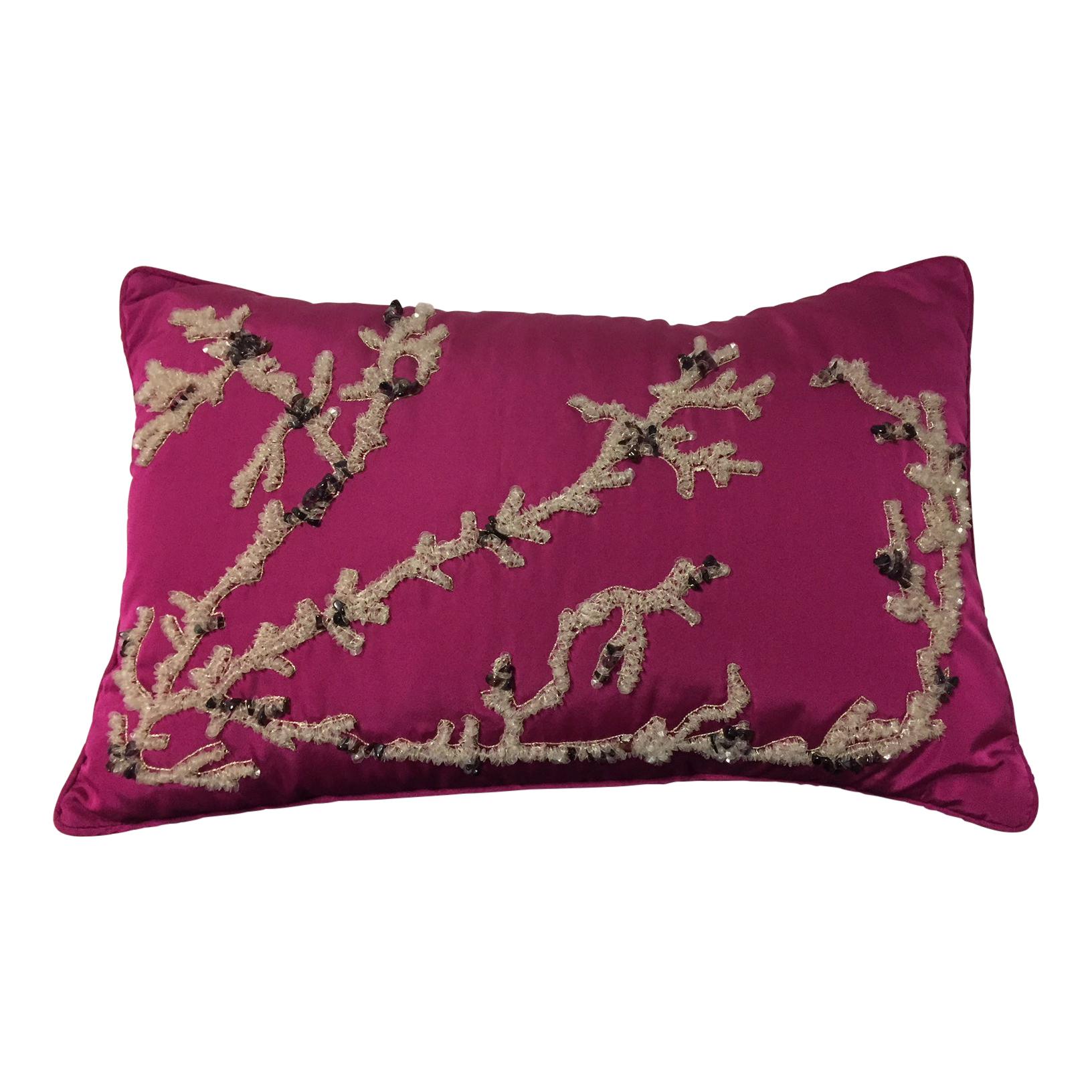 Coussin décoratif en soie brodé à la main:: motif corail:: rose