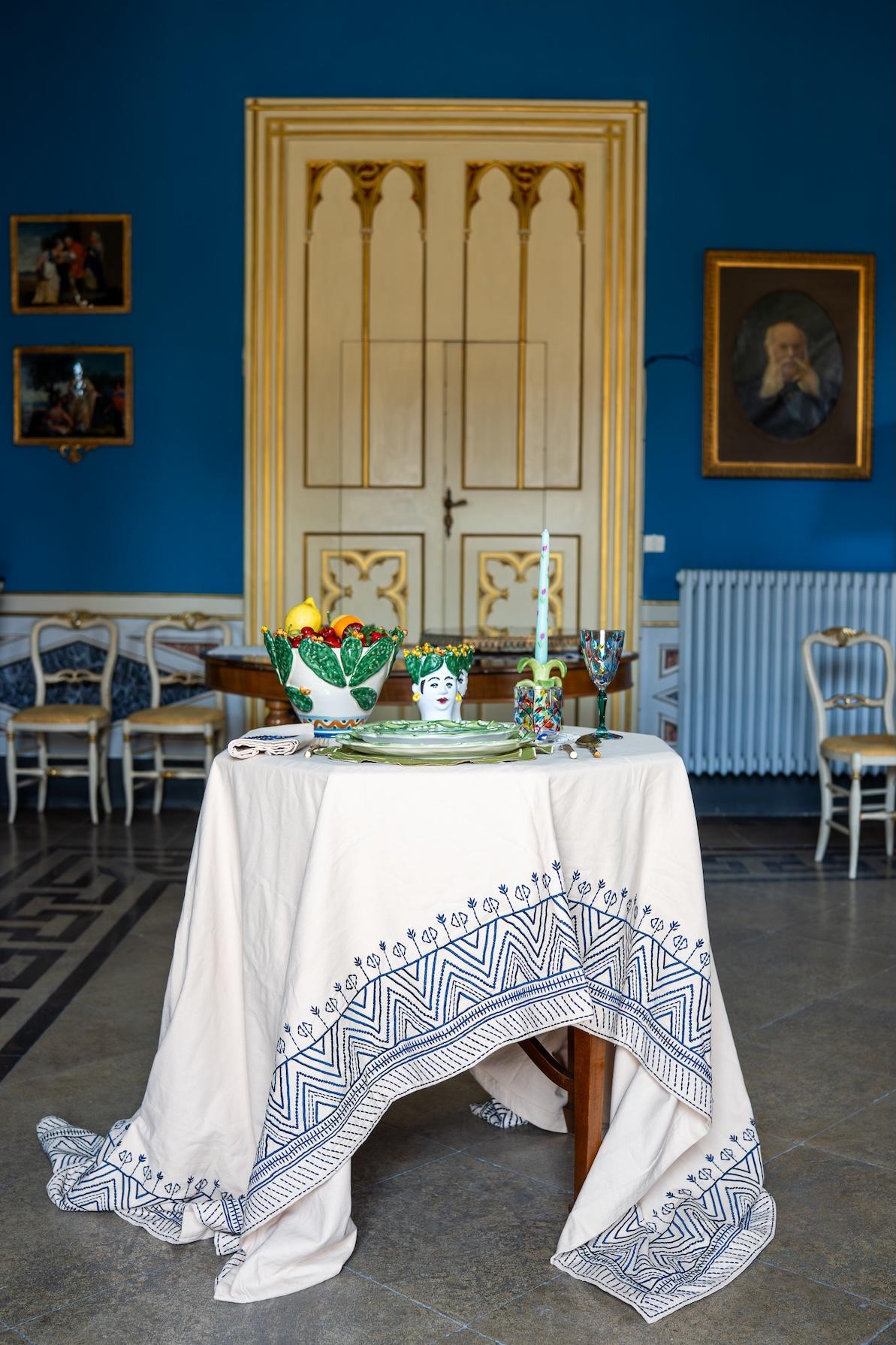 Eleva tu mesa con este mantel de algodón bordado a mano, de diseño minimalista. Meticulosamente bordadas por hábiles artesanos, cada pieza muestra intrincados dibujos y coloridos detalles que aportan energía y encanto a cualquier comedor. Hecha de