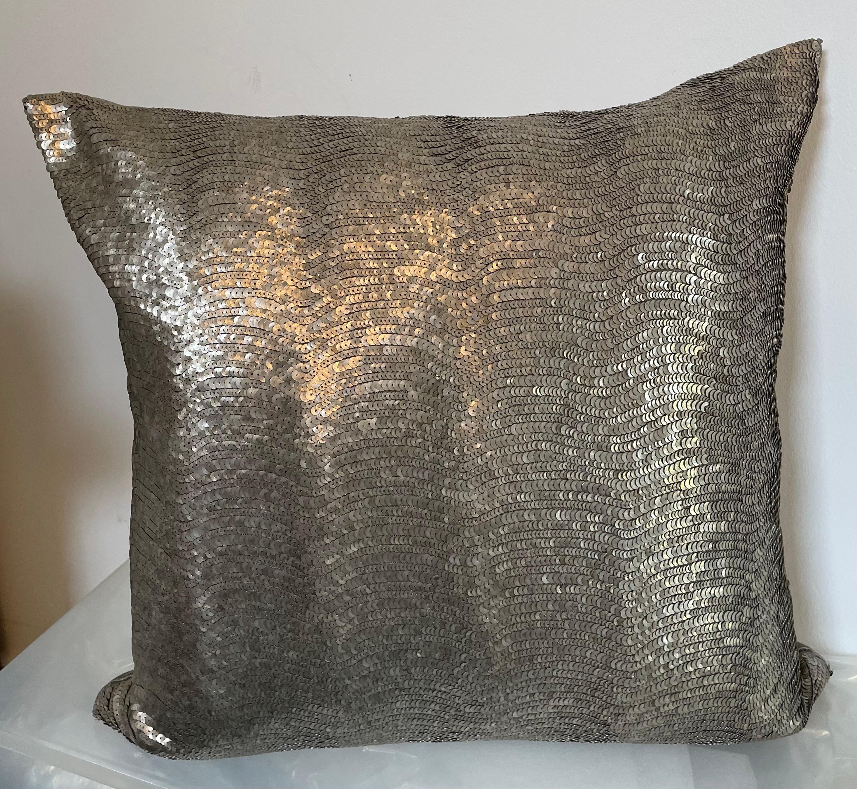 Coussin avec paillettes argentées couleur argent antique, brodé à la main sur le panneau avant, dos en soie unie Bruno triplet # 68 couleur poivre, taille du coussin 50 x 50cm, housse de coussin avec doublure et fermeture éclair dissimulée dans la