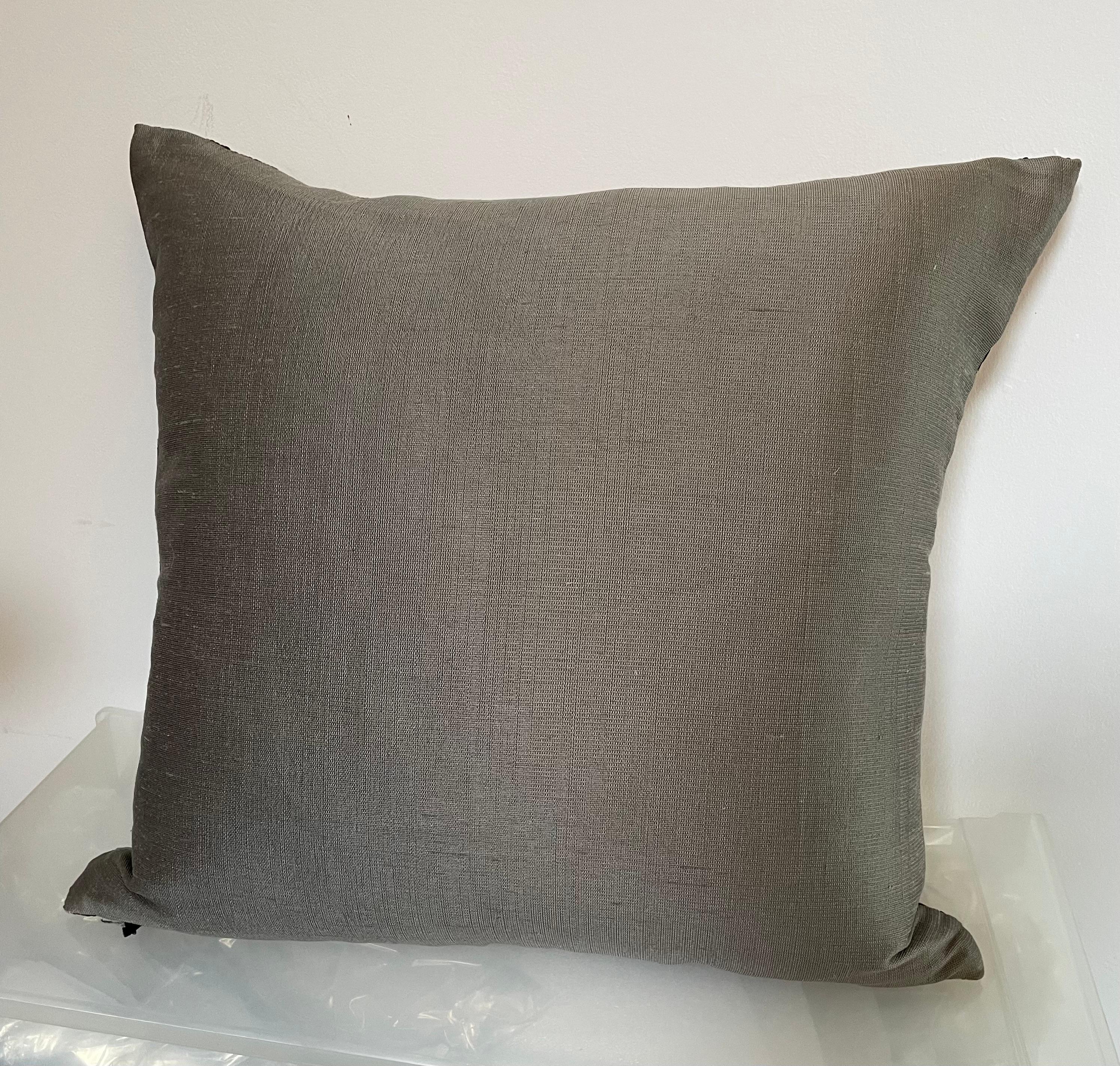 Moderno Cuscino ricamato a mano con paillettes d'argento su seta color grano di pepe in vendita