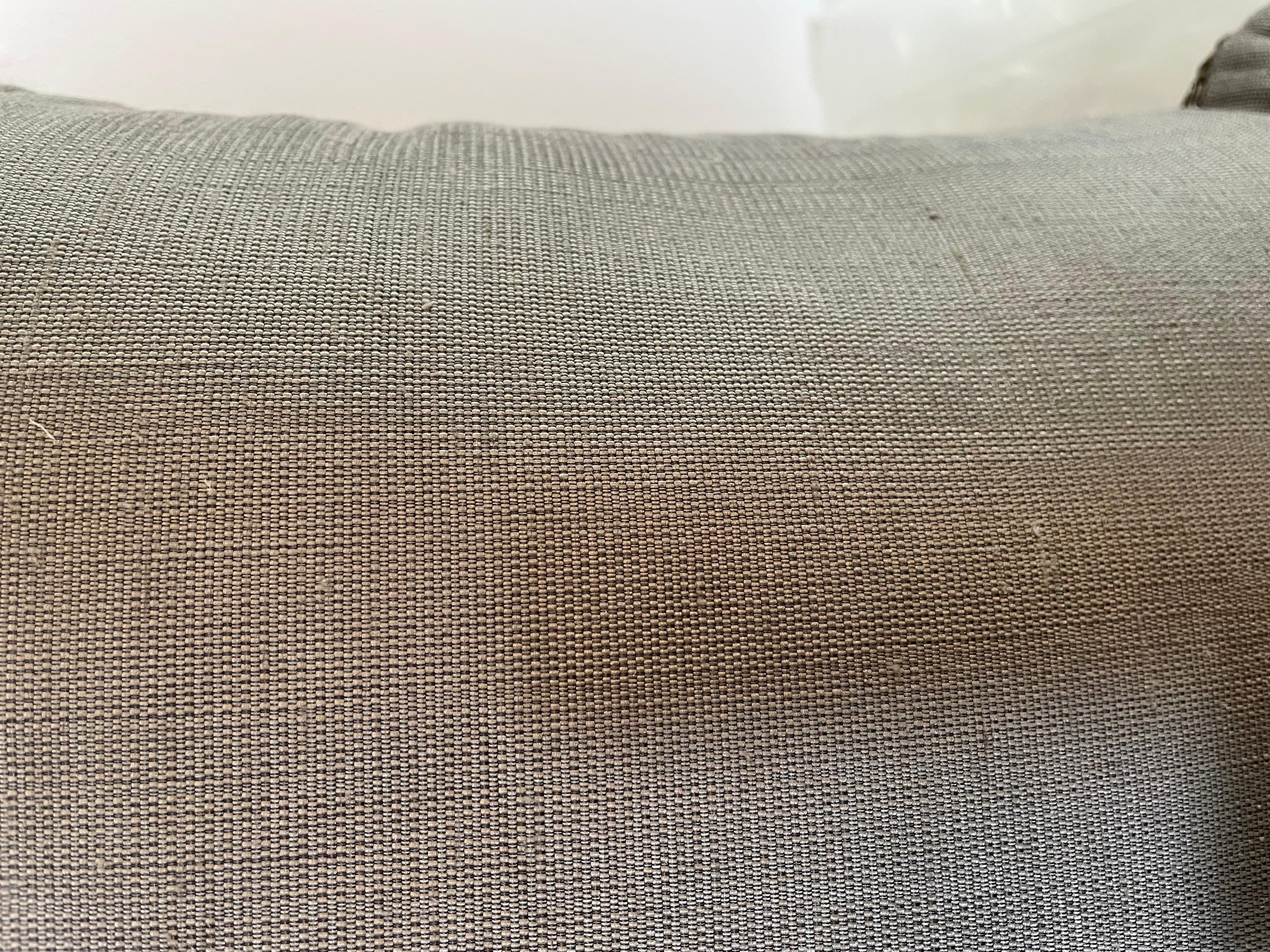 Tedesco Cuscino ricamato a mano con paillettes d'argento su seta color grano di pepe in vendita