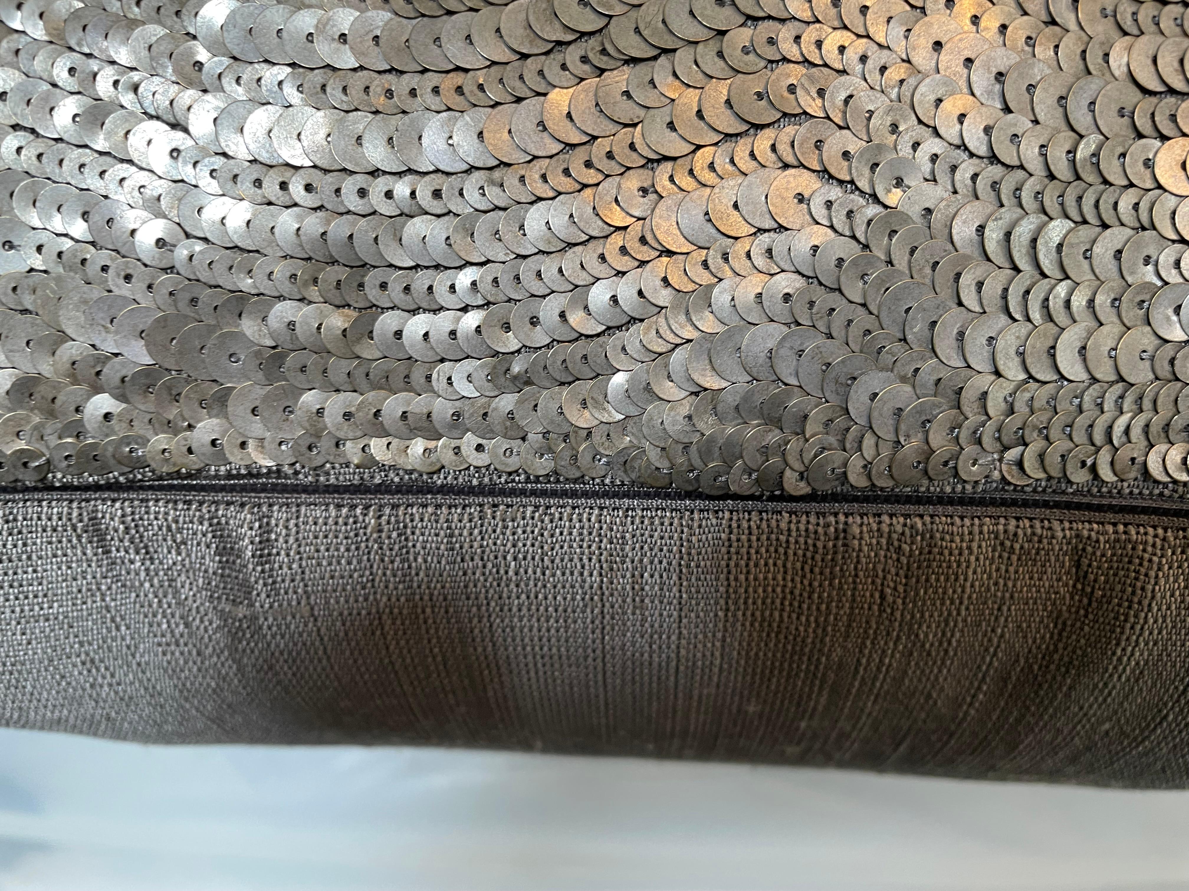 Ricamato Cuscino ricamato a mano con paillettes d'argento su seta color grano di pepe in vendita