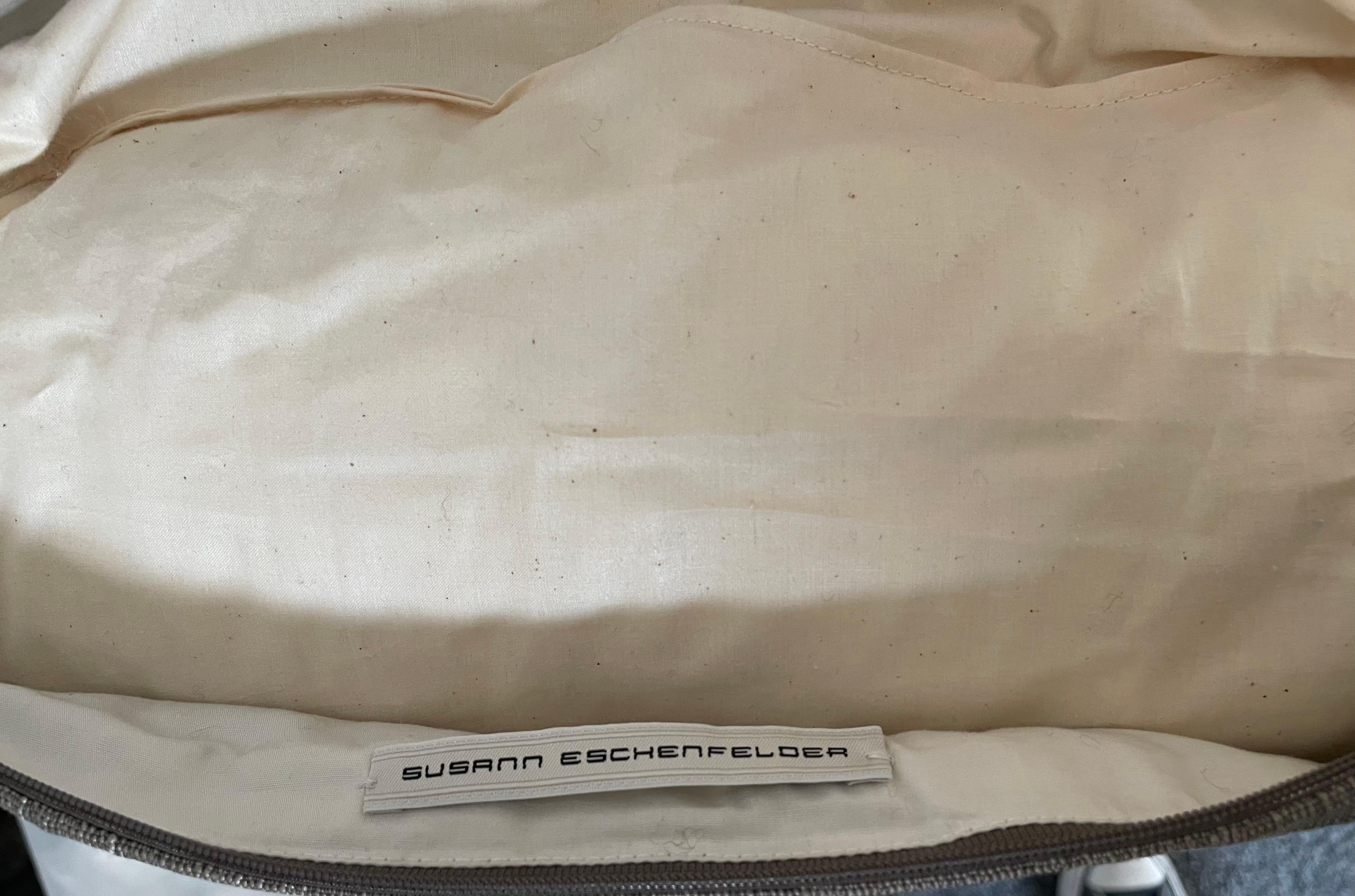 Cuscino ricamato a mano con paillettes d'argento su seta color grano di pepe In condizioni Nuovo in vendita a Hamburg, DE