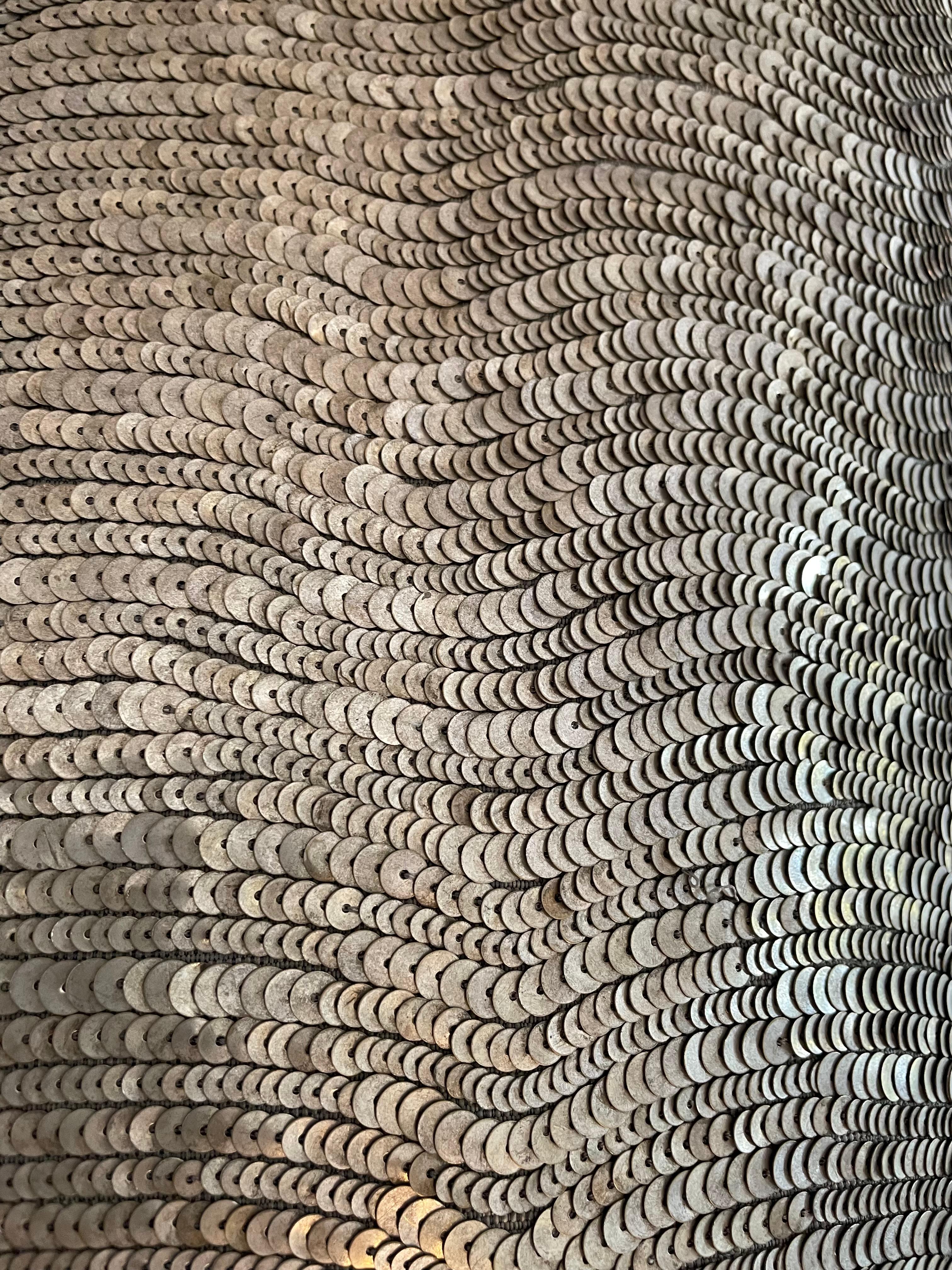 XXI secolo e contemporaneo Cuscino ricamato a mano con paillettes d'argento su seta color grano di pepe in vendita