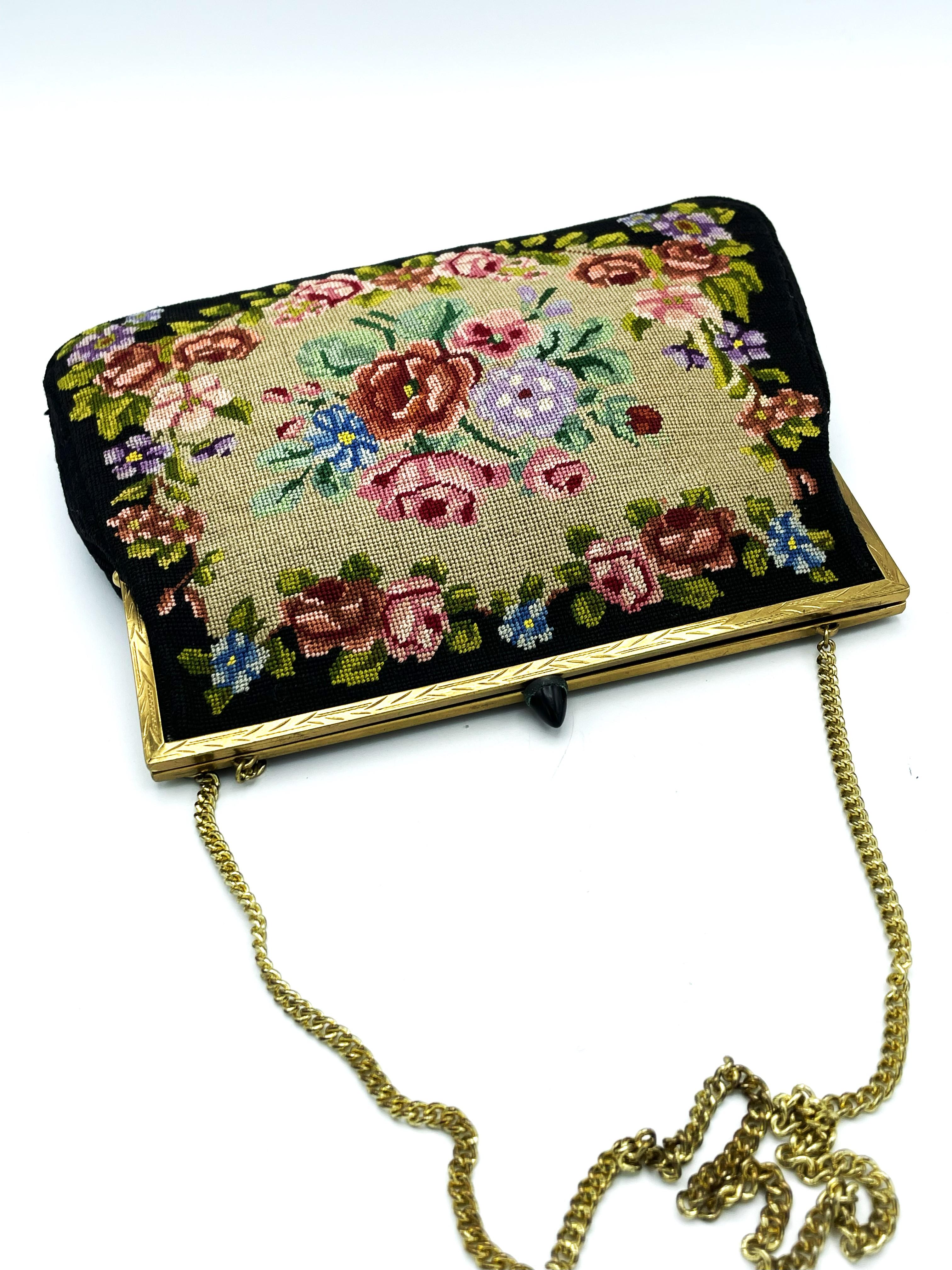 Hand-embroidered evening bag, petit point, gold plated hanger, 1900 Germany  In Excellent Condition For Sale In Stuttgart, DE