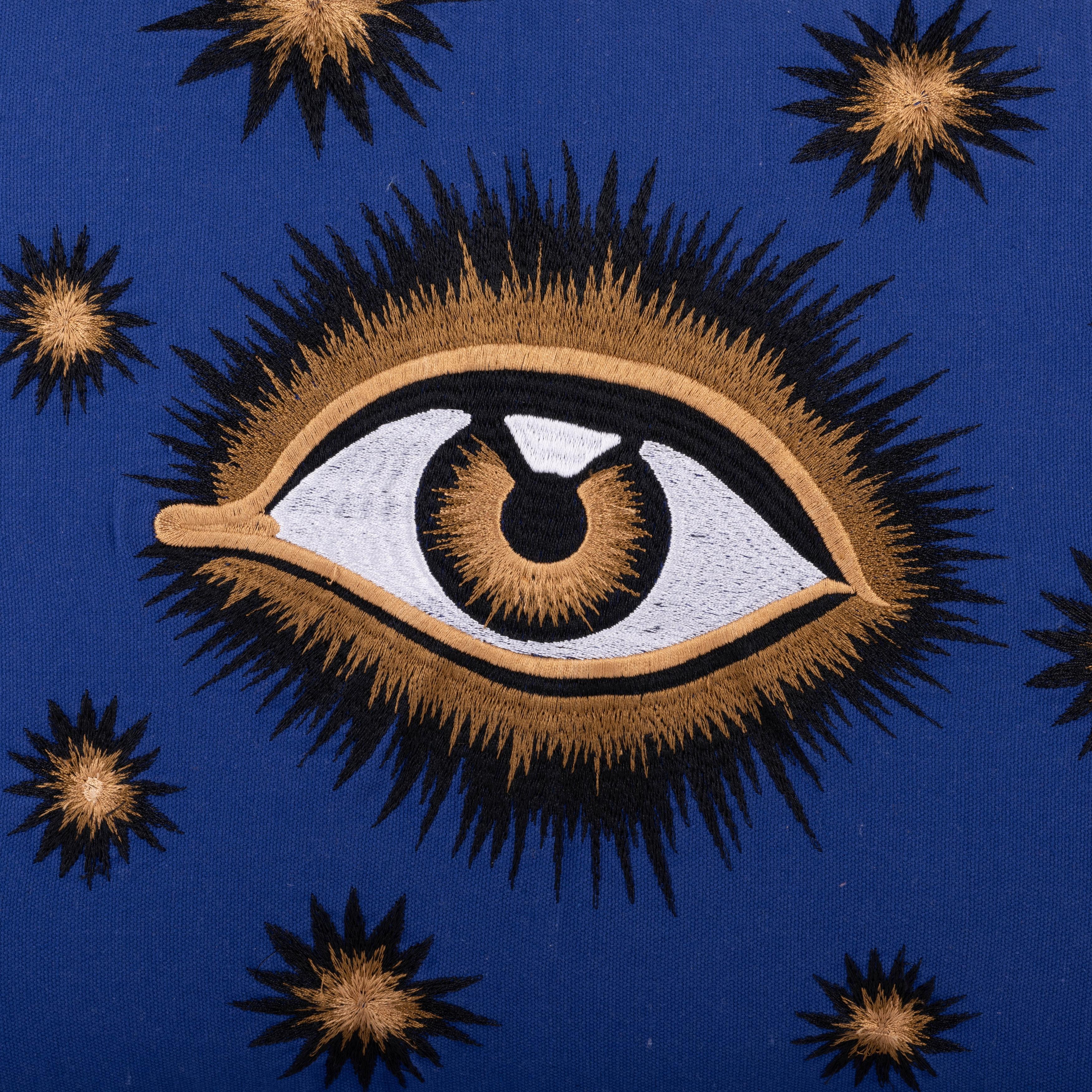 Ajoutez de l'intrigue et de la personnalité à votre espace avec notre coussin en coton doté d'un magnifique motif d'œil brodé à la main. Parfait pour être superposé à un canapé ou à un lit, il s'agit d'une pièce d'accent qui attire l'attention dans