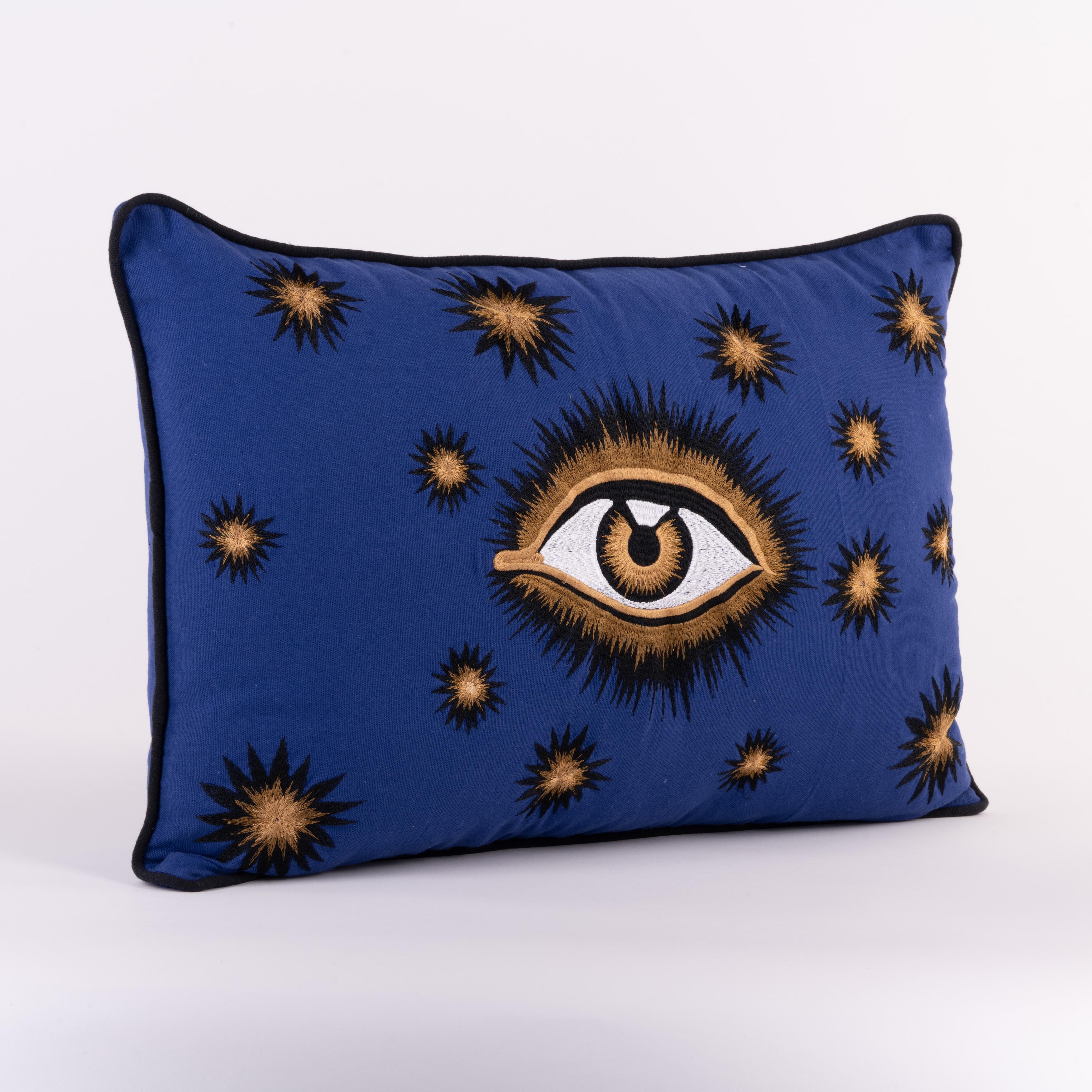 Moderne Oreiller en coton avec yeux brodés à la main - Bleu en vente